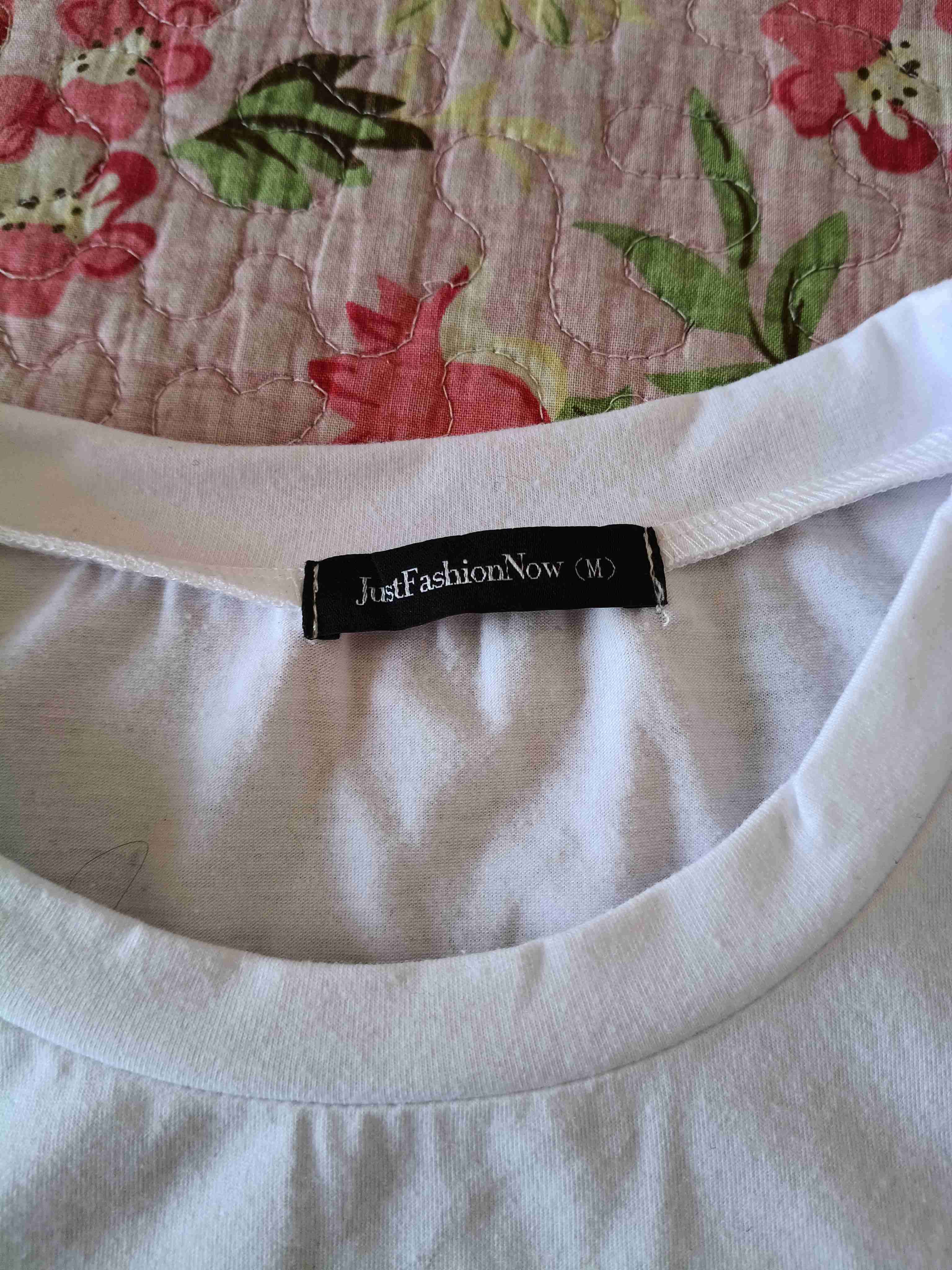 Polera blanca con diseño artístico - miniatura 2