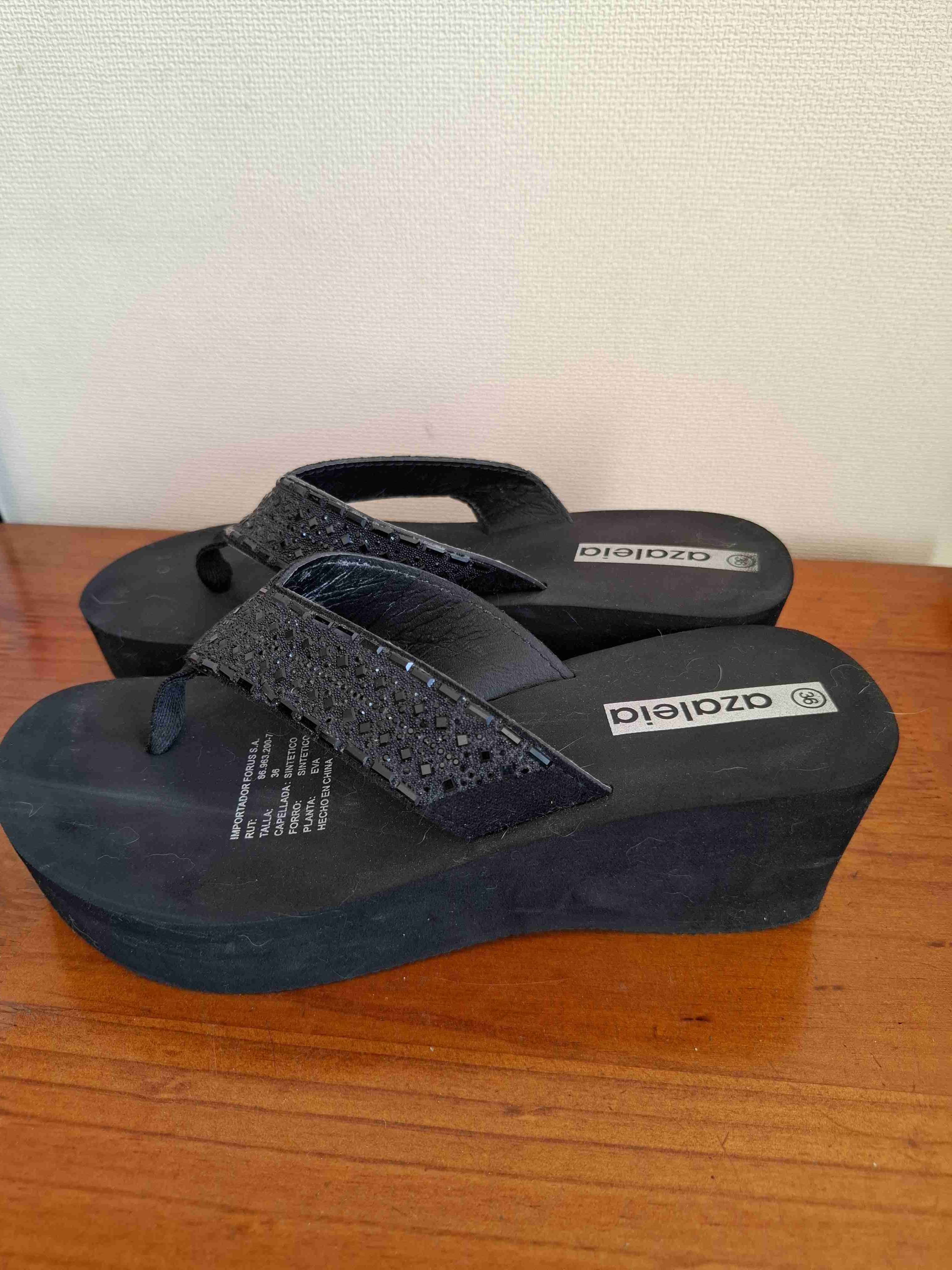 Sandalias negras con detalles brillantes - miniatura 2