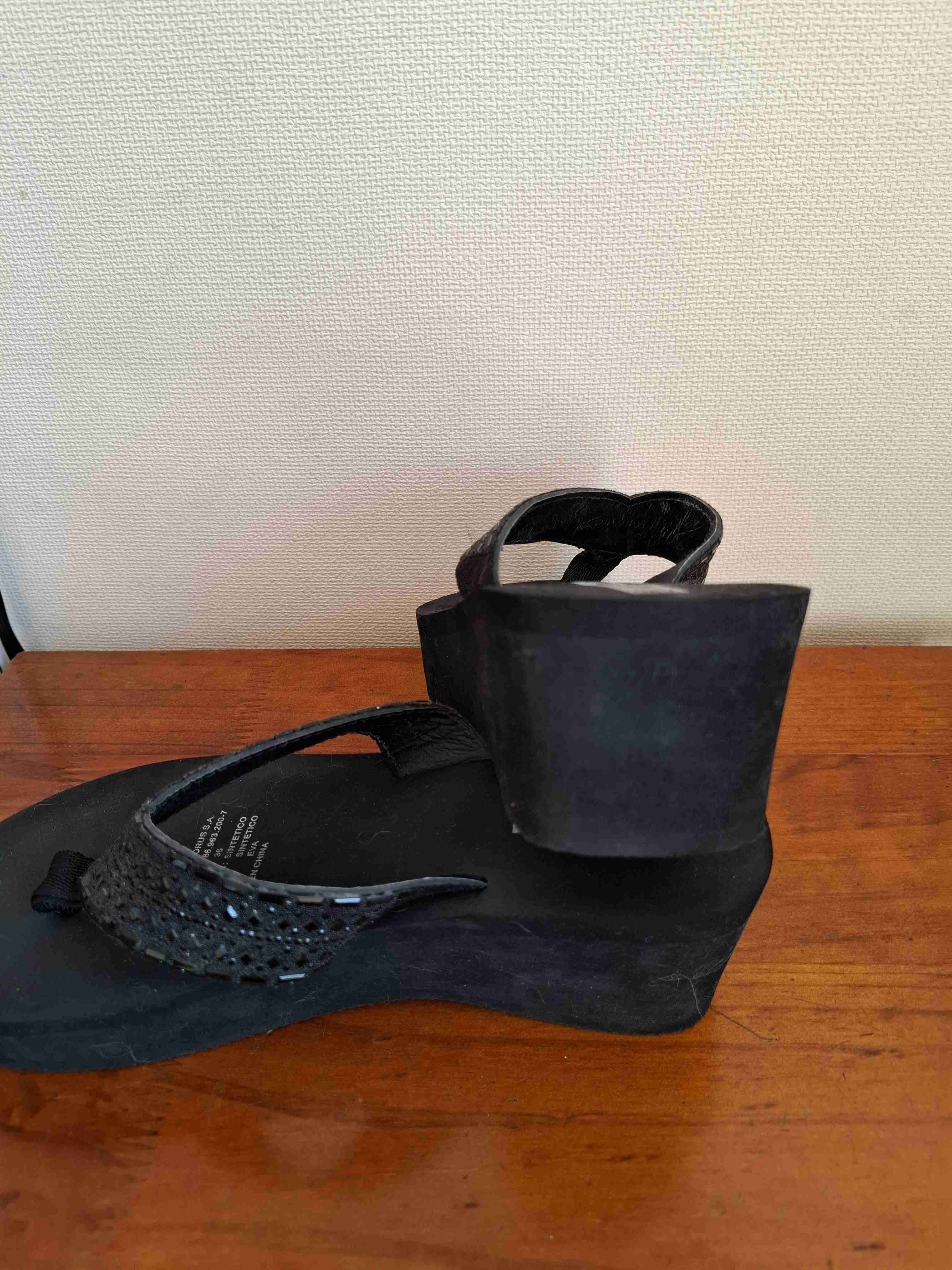 Sandalias negras con detalles brillantes - miniatura 3