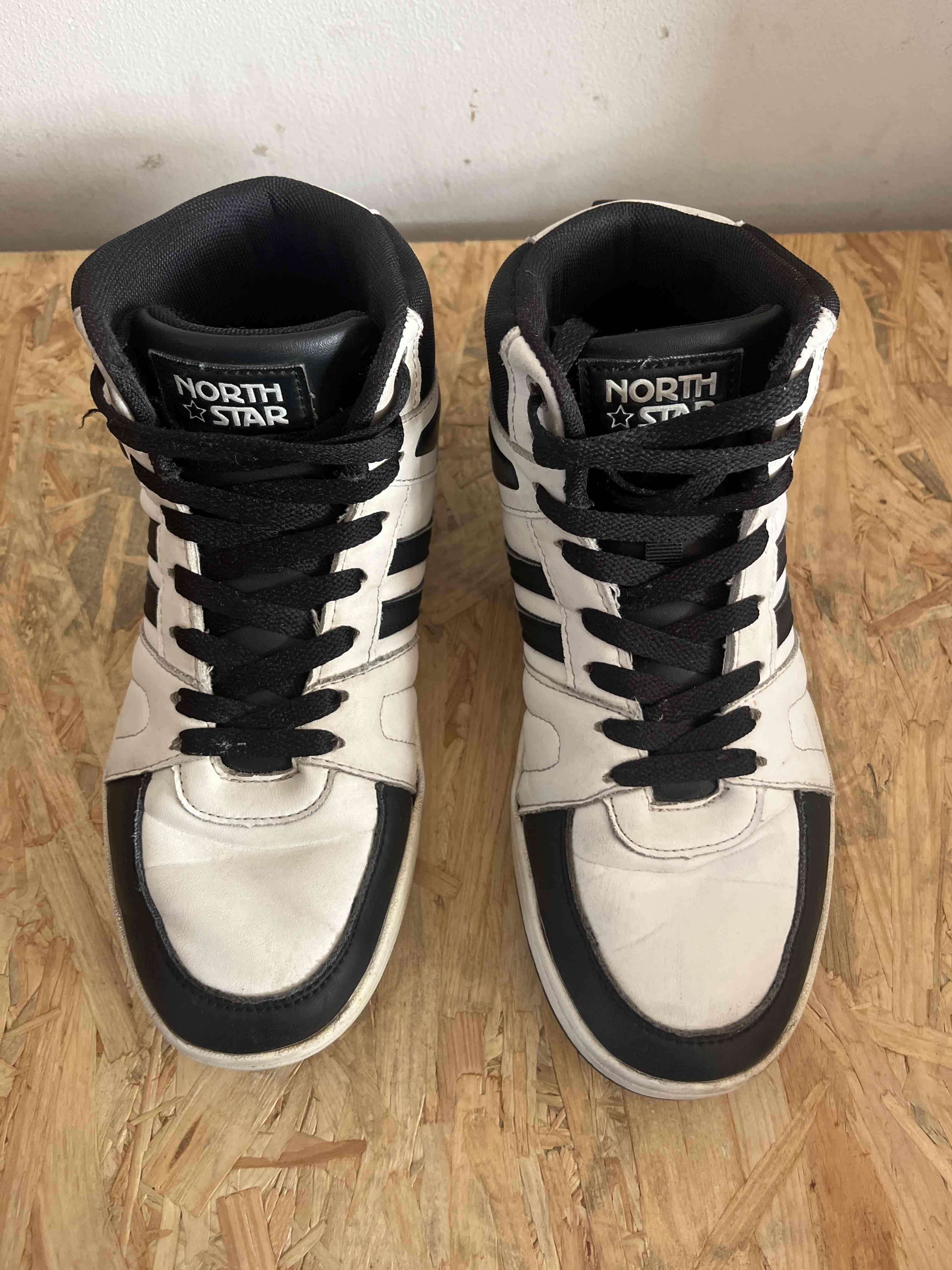 Zapatillas deportivas blancas y negras - miniatura 2