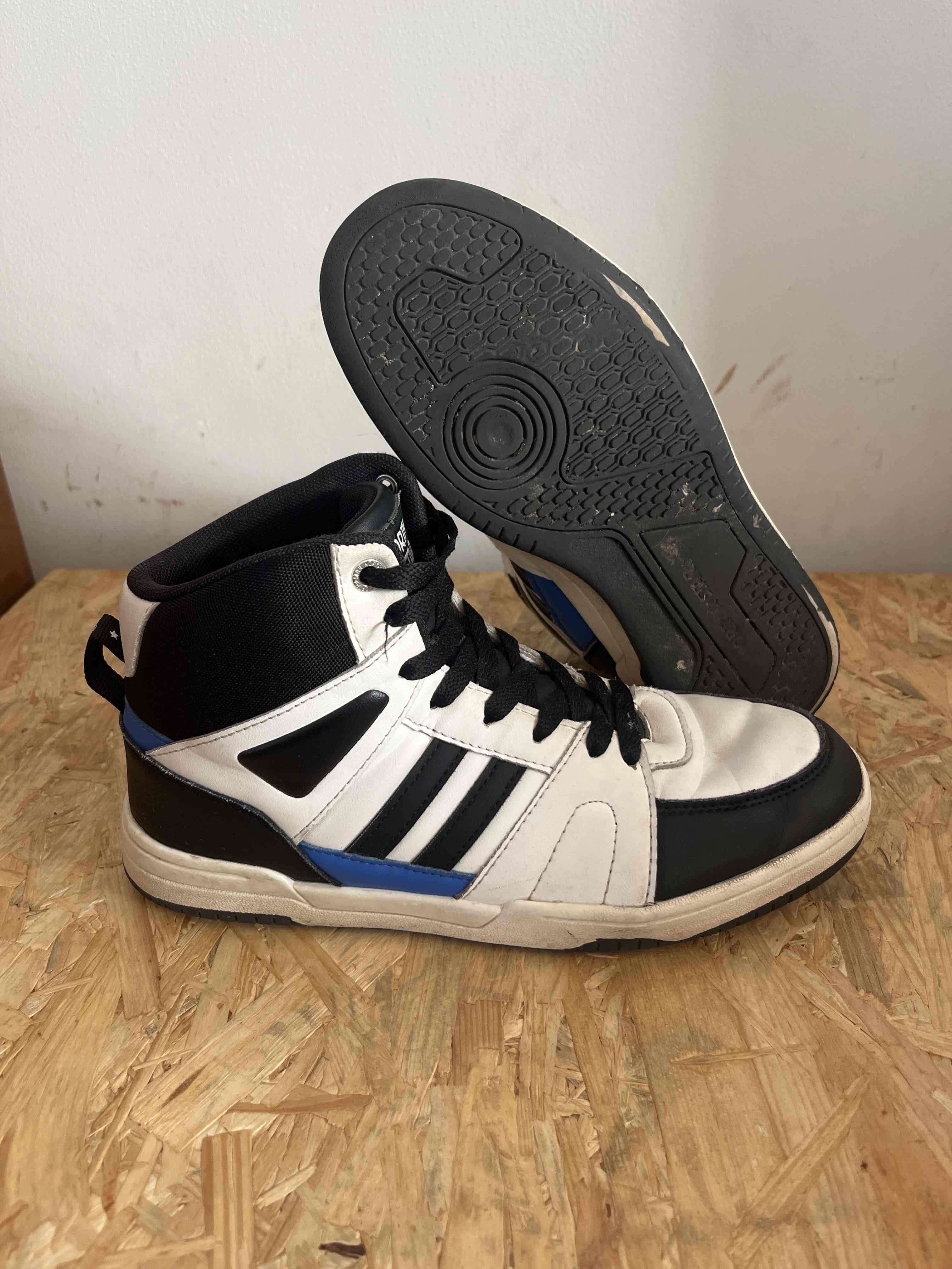 Zapatillas deportivas blancas y negras - miniatura 3