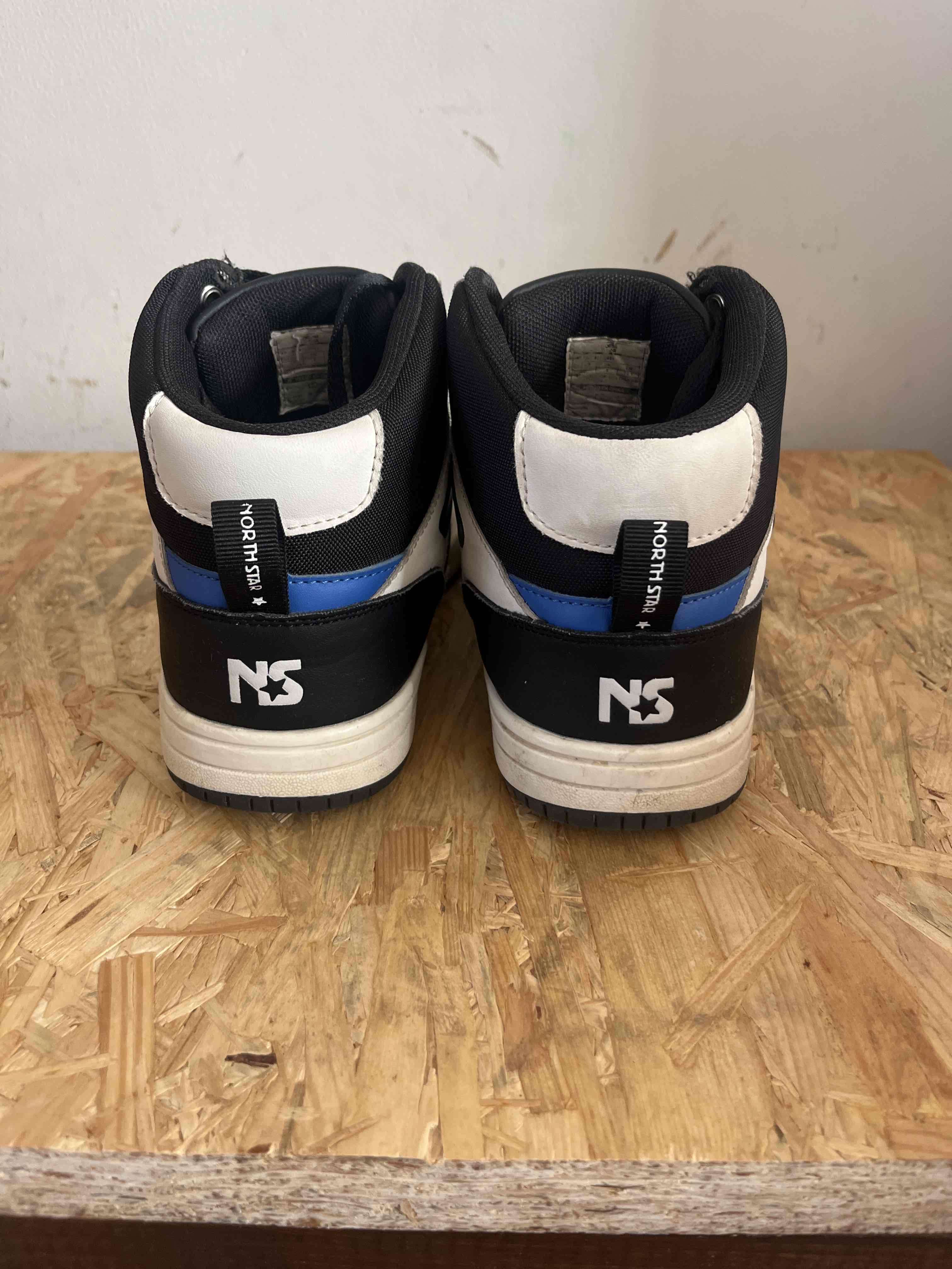 Zapatillas deportivas blancas y negras - miniatura 4