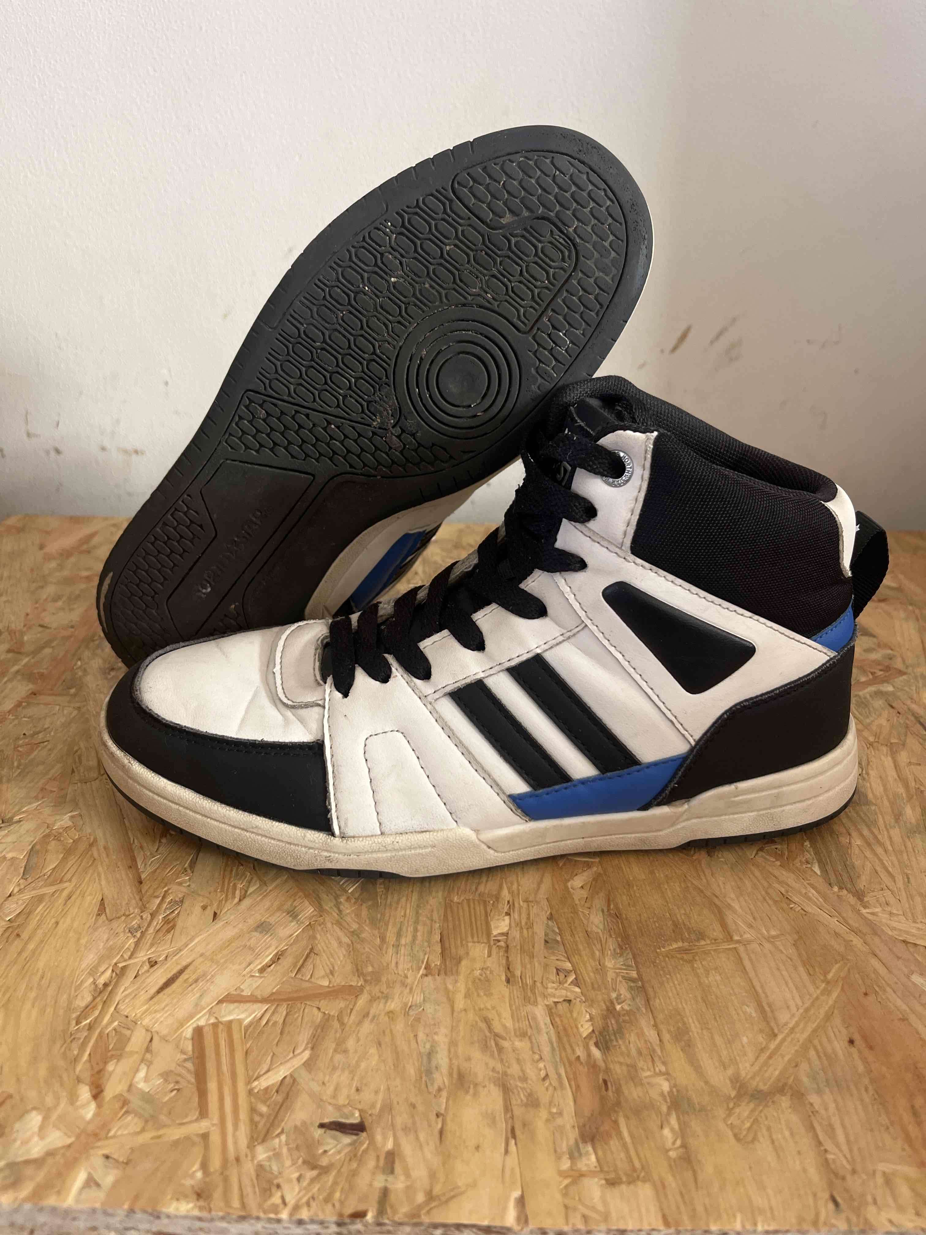 Zapatillas deportivas blancas y negras - miniatura 5