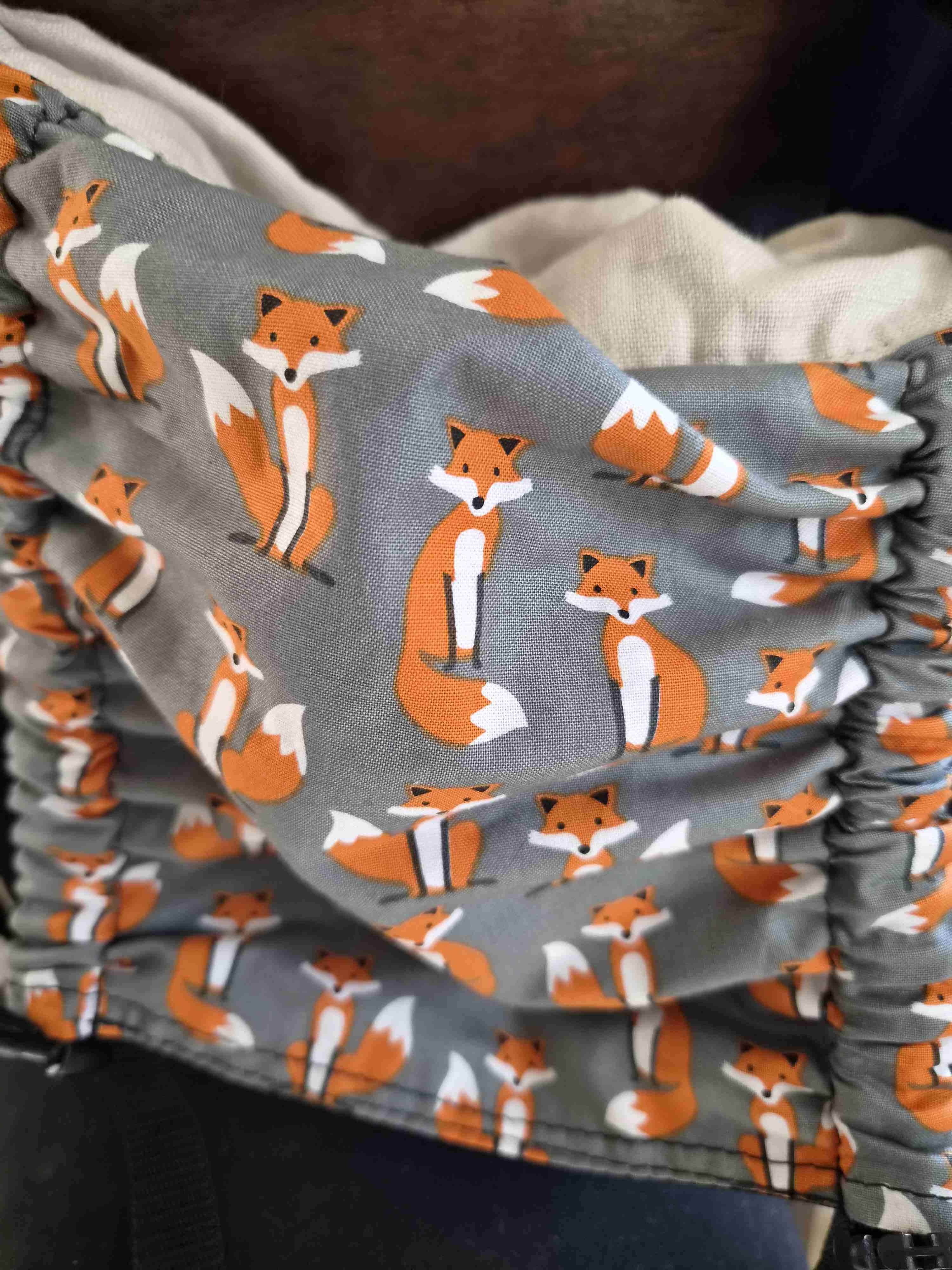 Portabebé ergonómico con diseño de zorros - miniatura 2