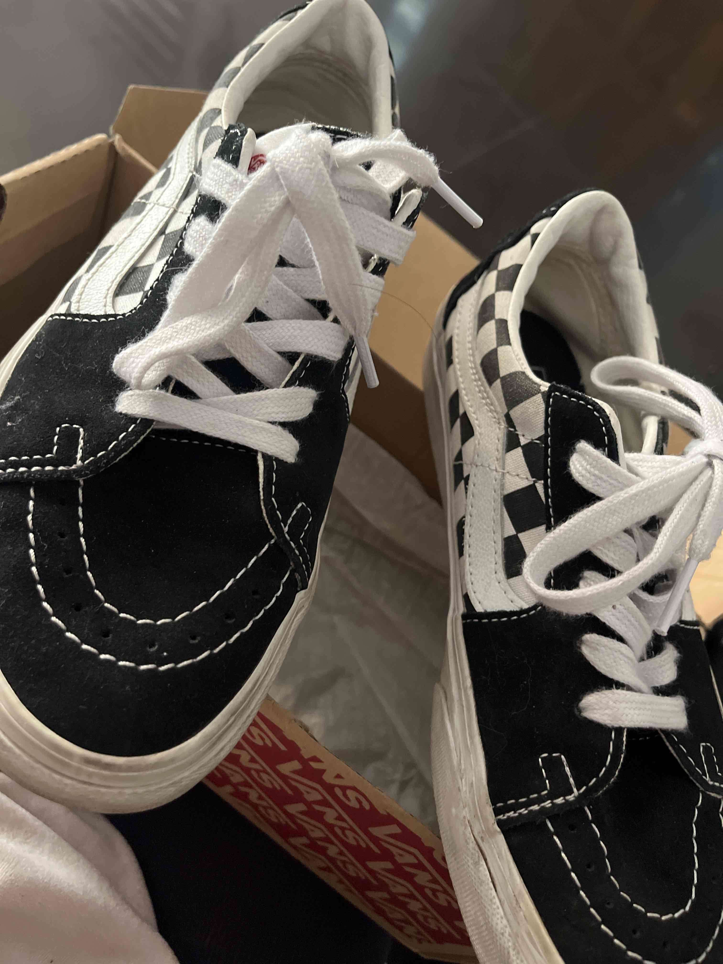 Zapatillas negras con diseño ajedrez - miniatura 1