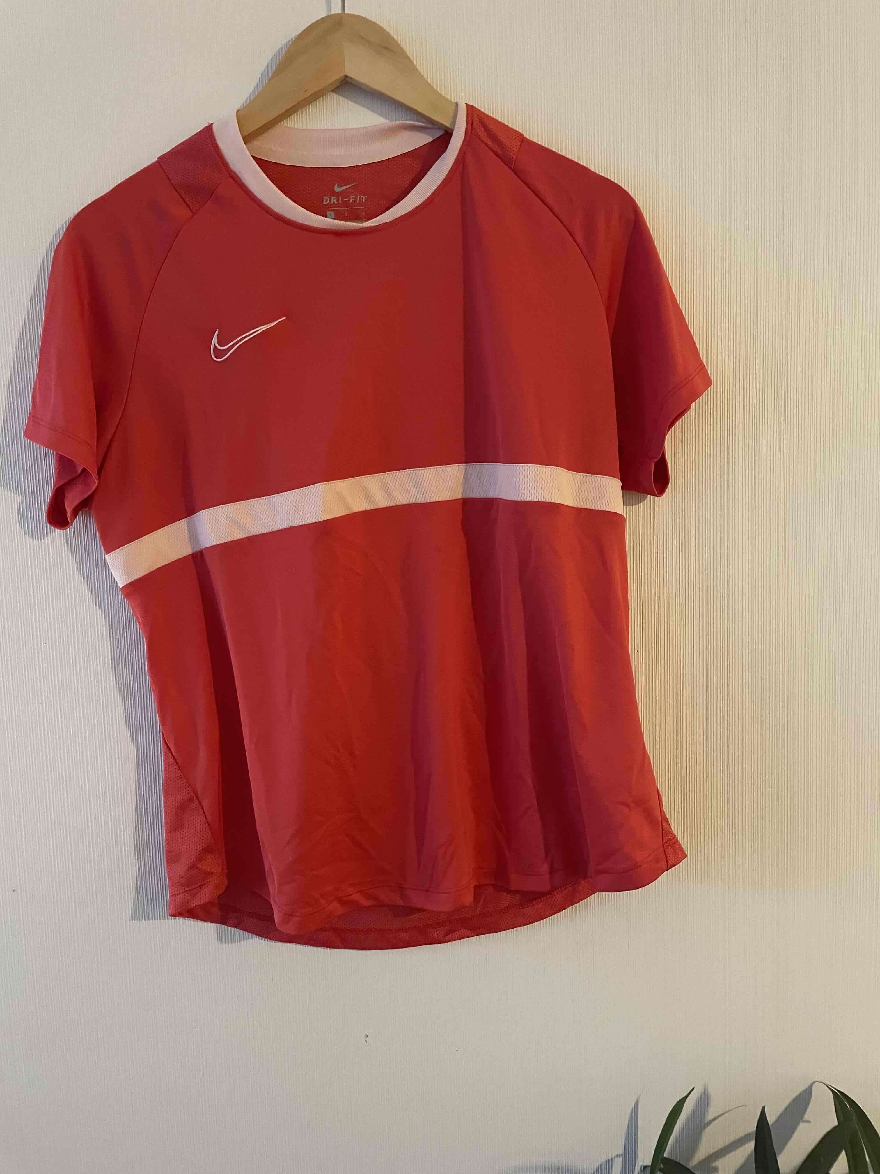 Polera deportiva roja Nike - miniatura 1
