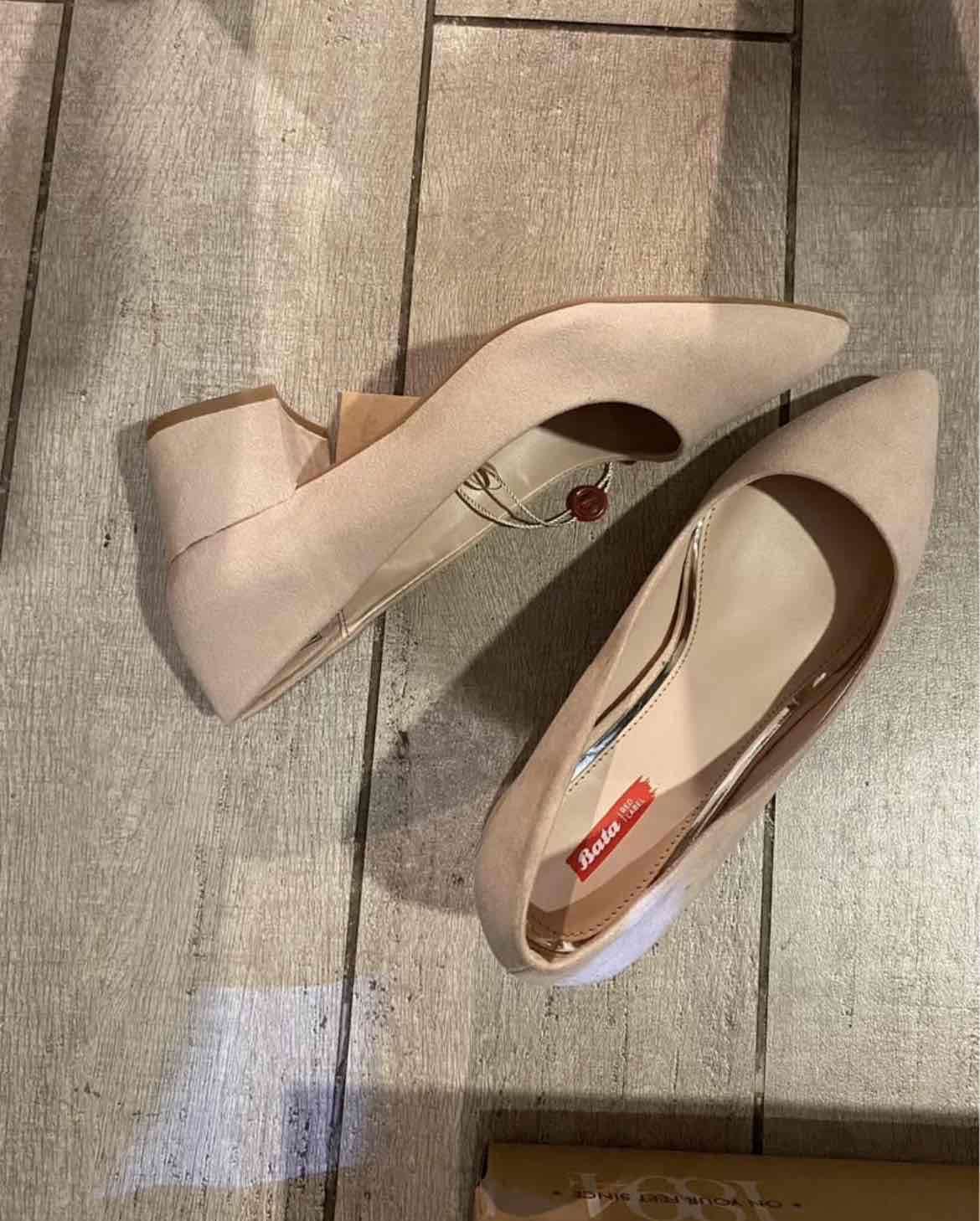 Zapatos beige Bata con tacón 37