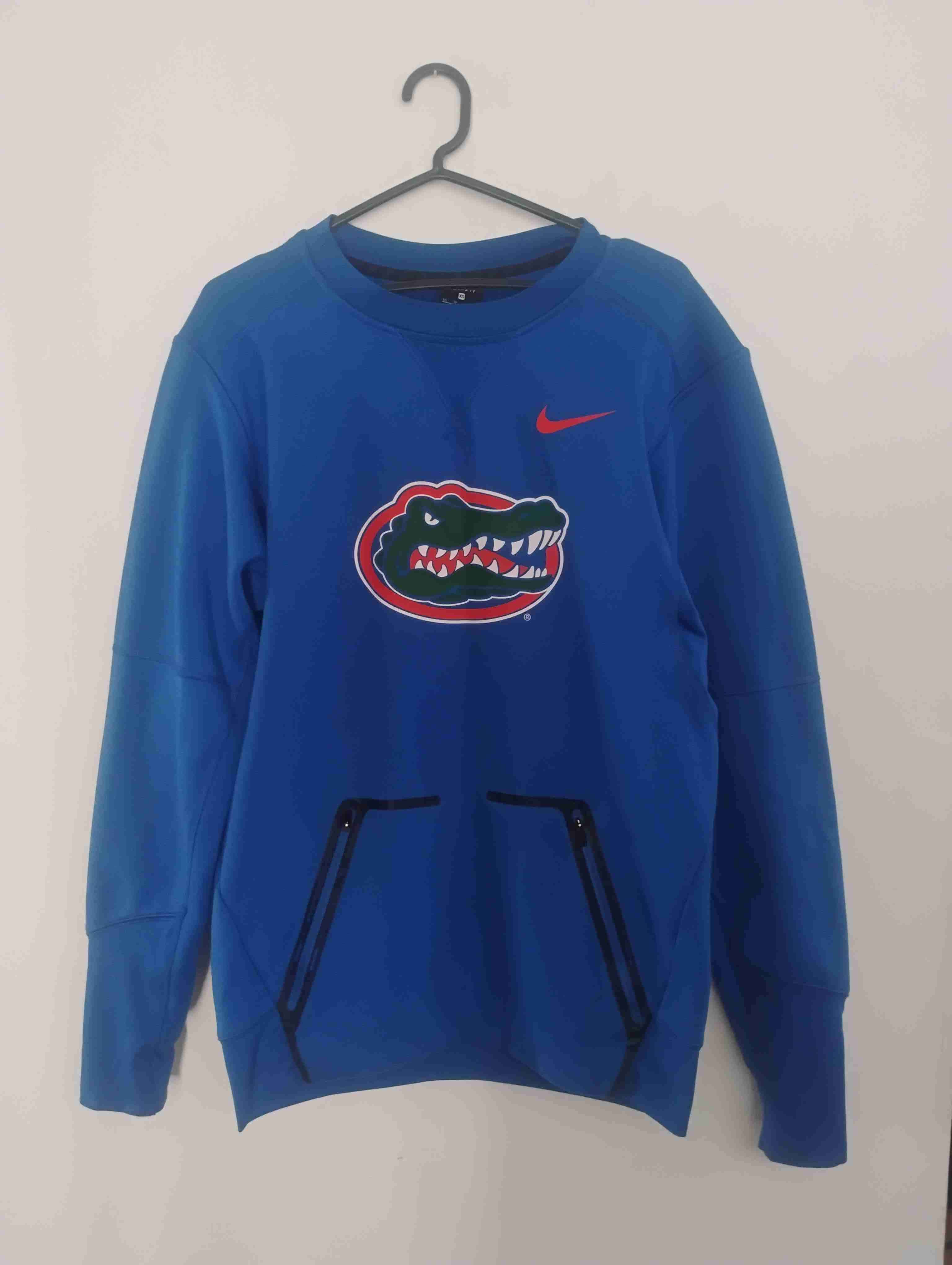 Polerón azul con logo deportivo - miniatura 1