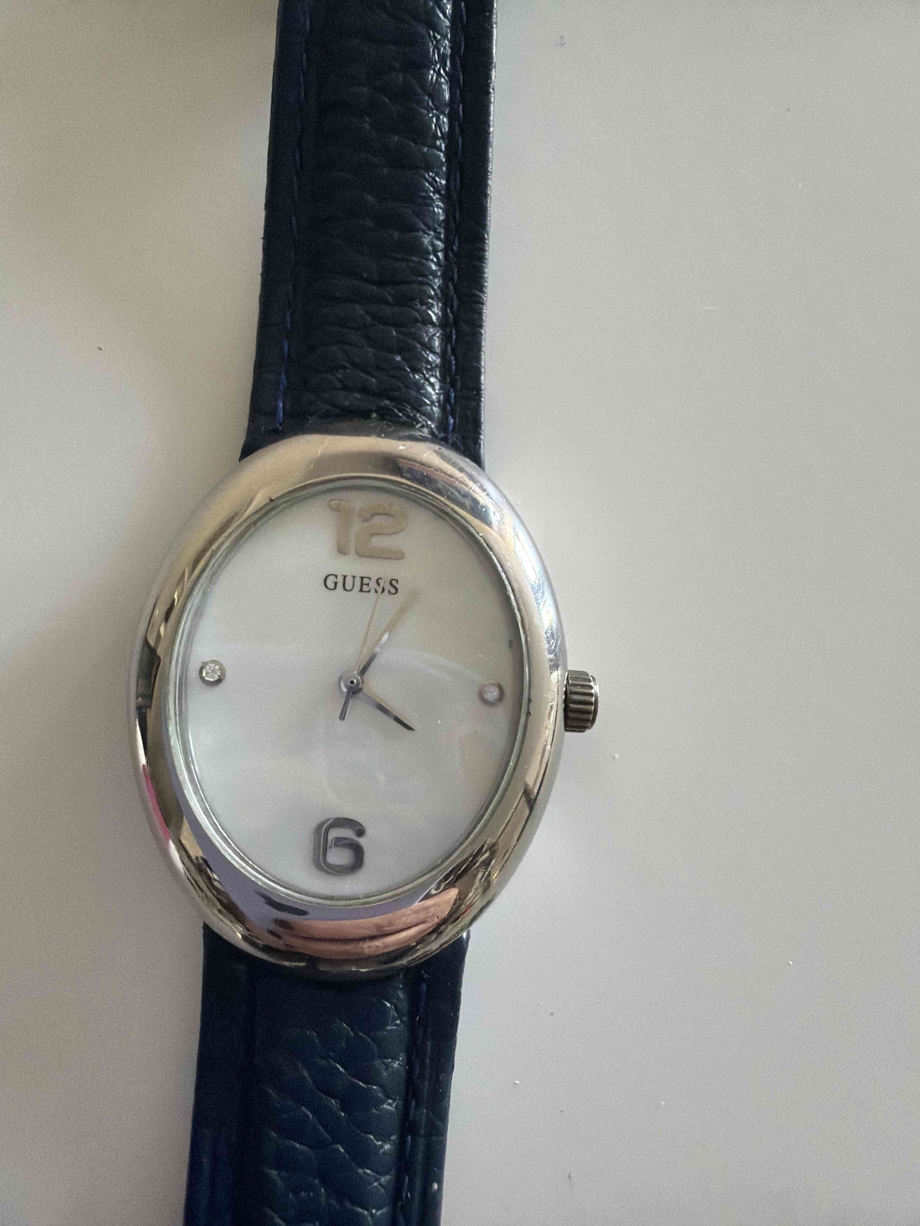 Reloj de pulsera azul Guess esfera nacarada - miniatura 2