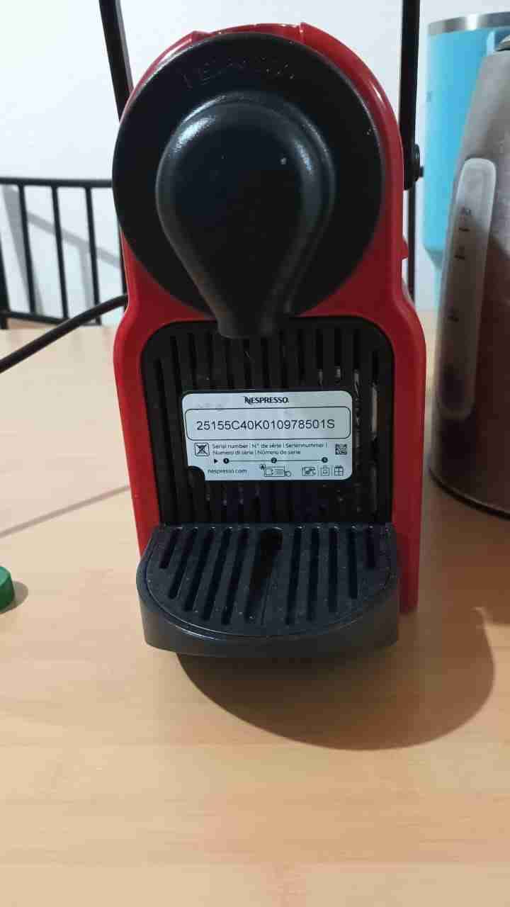 Cafetera Nespresso roja compacta - miniatura 1