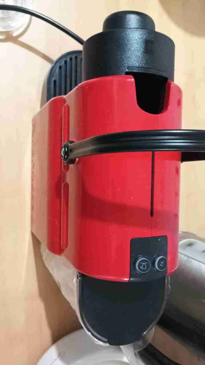 Cafetera Nespresso roja compacta - miniatura 2