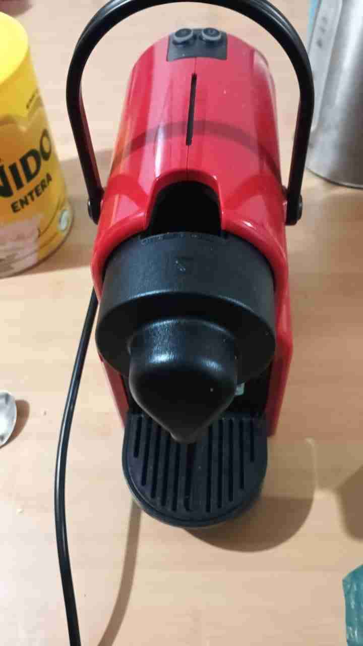 Cafetera Nespresso roja compacta - miniatura 3