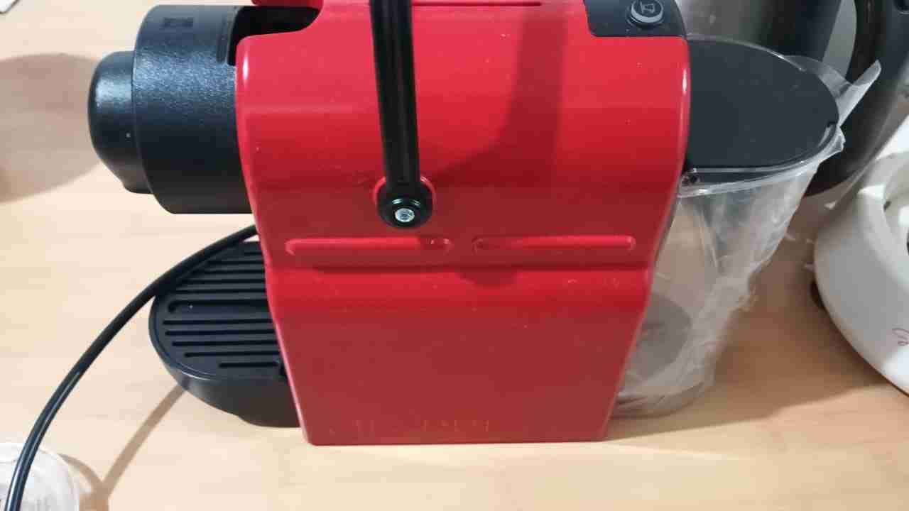 Cafetera Nespresso roja compacta - miniatura 4