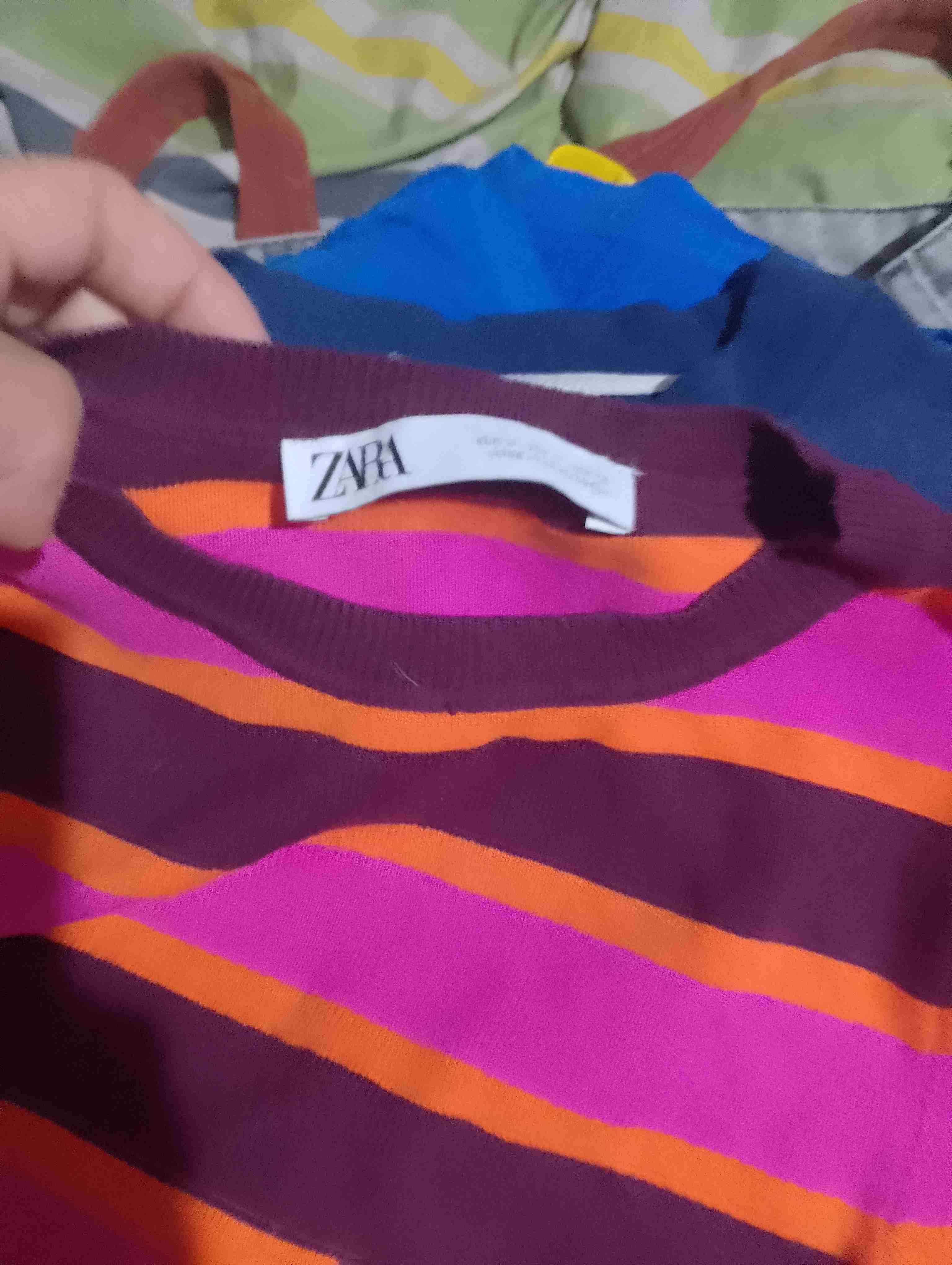 Polerón bordó Guess logo dorado - miniatura 2