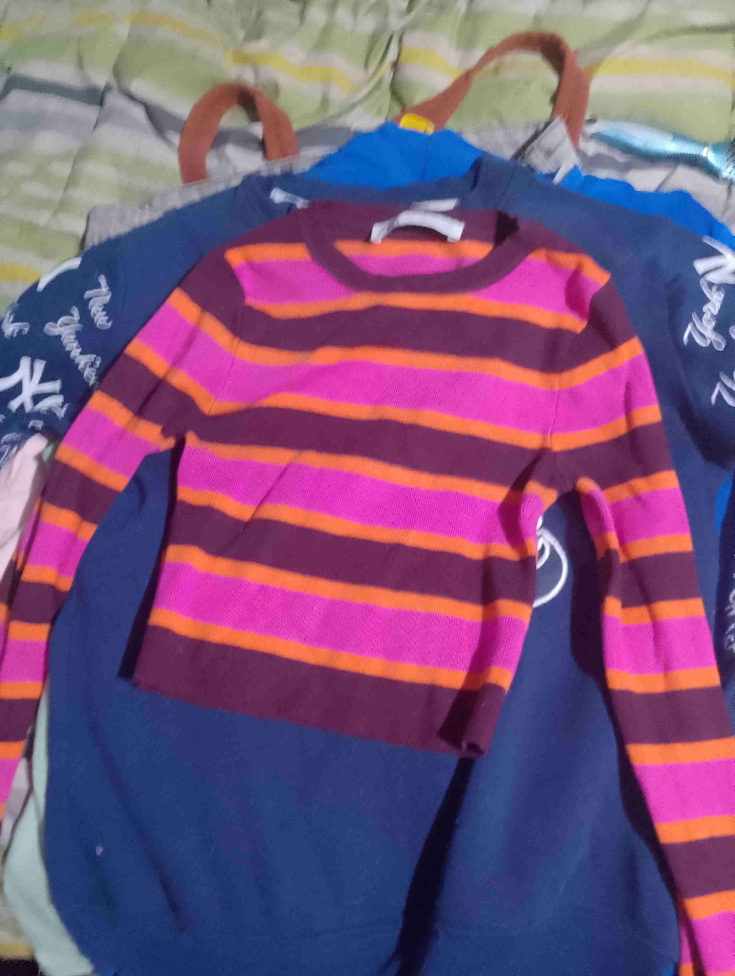 Polerón bordó Guess logo dorado - miniatura 3