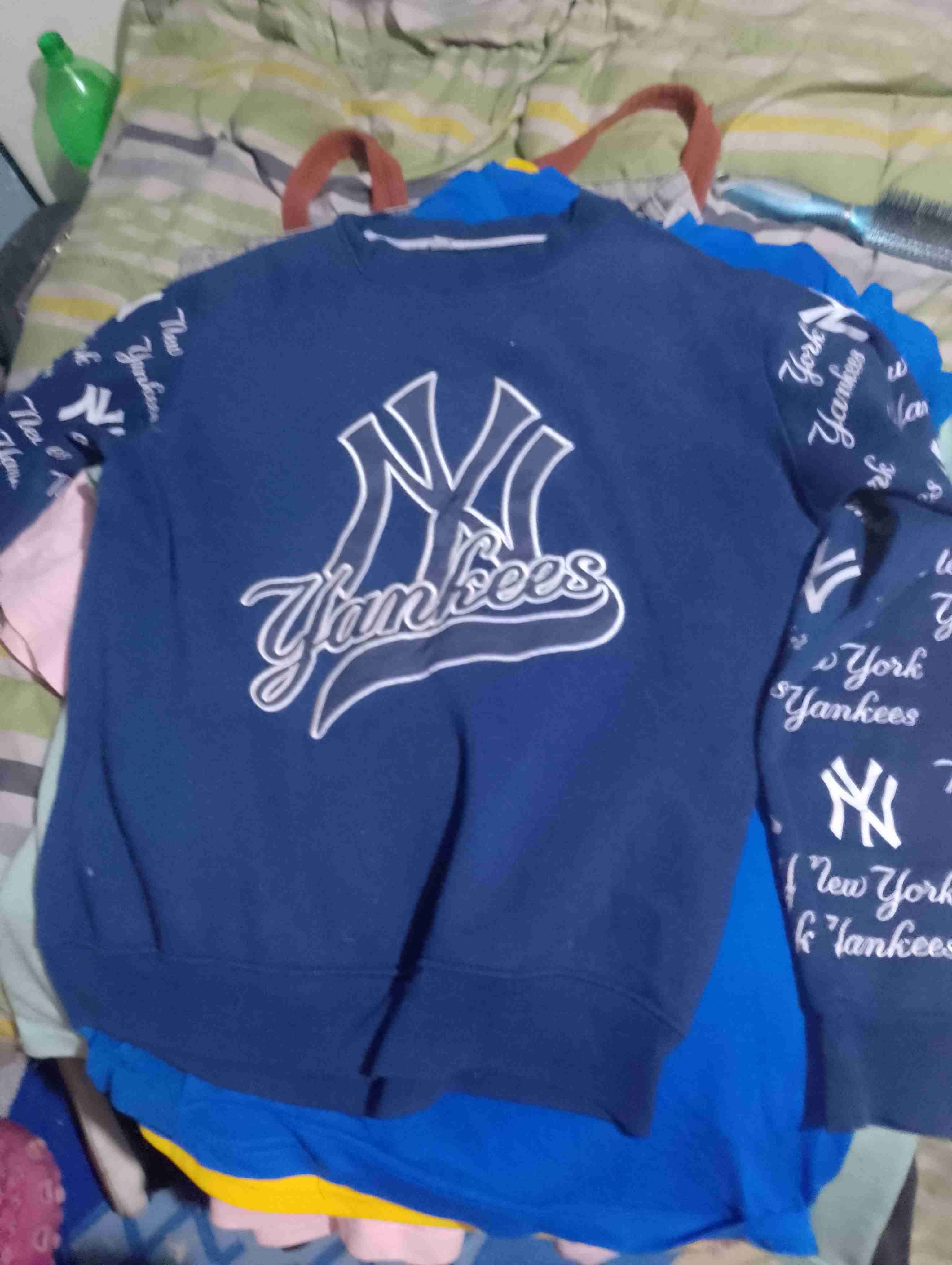 Polerón bordó Guess logo dorado - miniatura 5