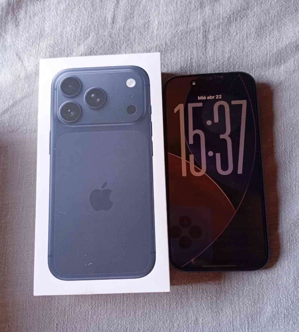 iPhone negro en caja - miniatura 1
