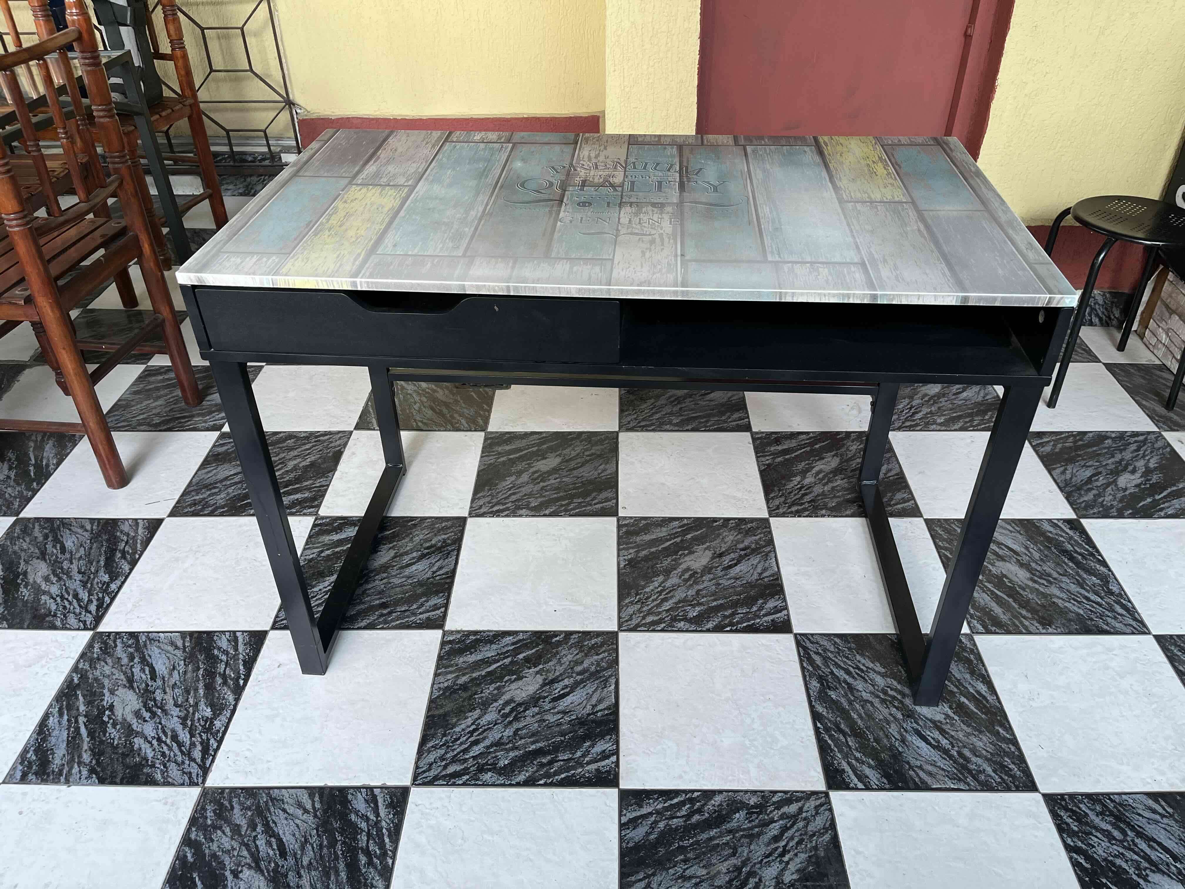 Mesa de escritorio multicolor - miniatura 1