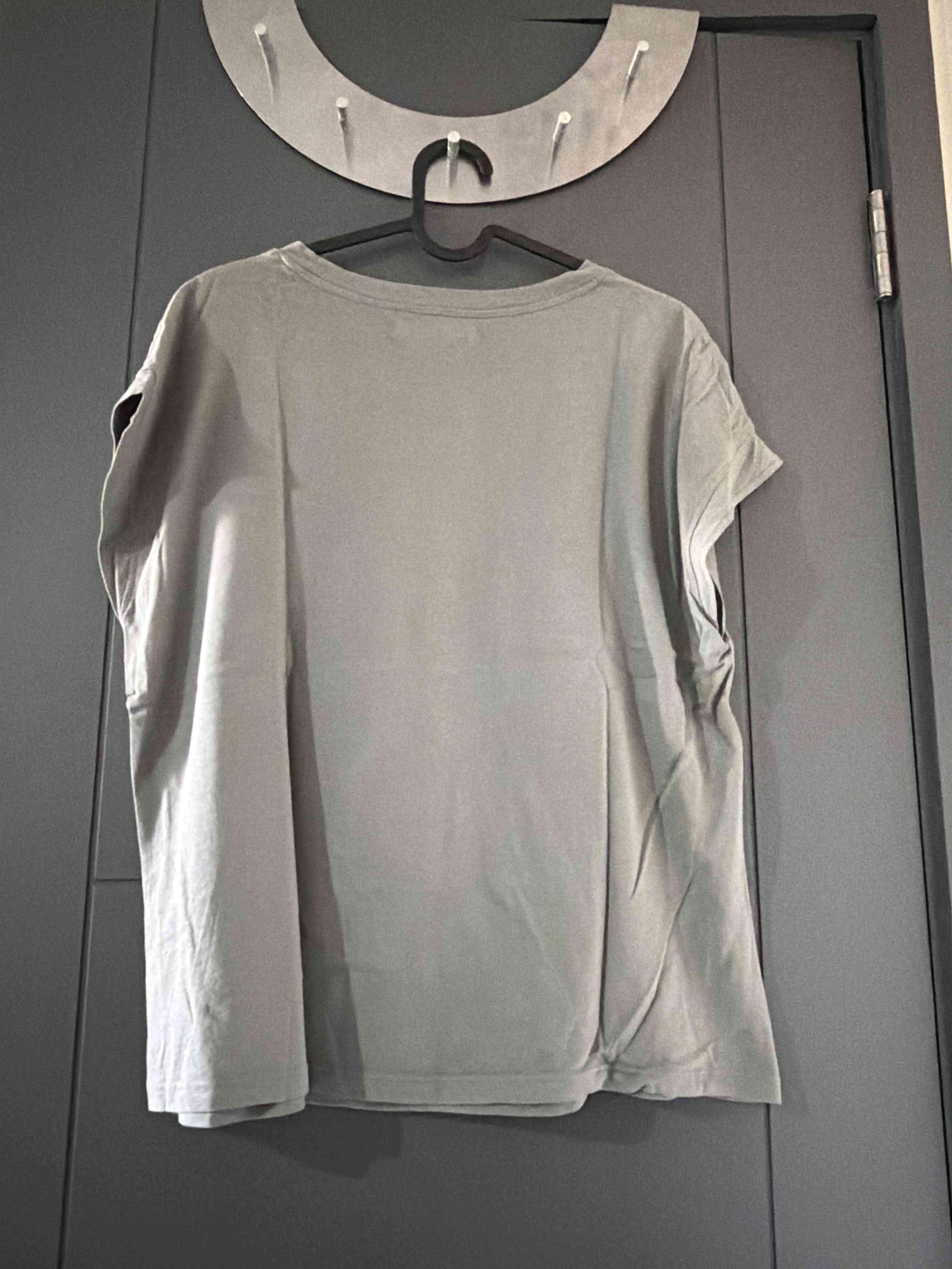 Polera gris con lentejuelas marca Serra - miniatura 4