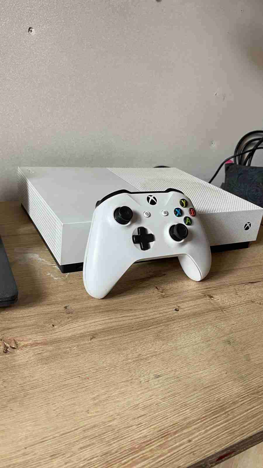 Consola Xbox One blanca con control - miniatura 2