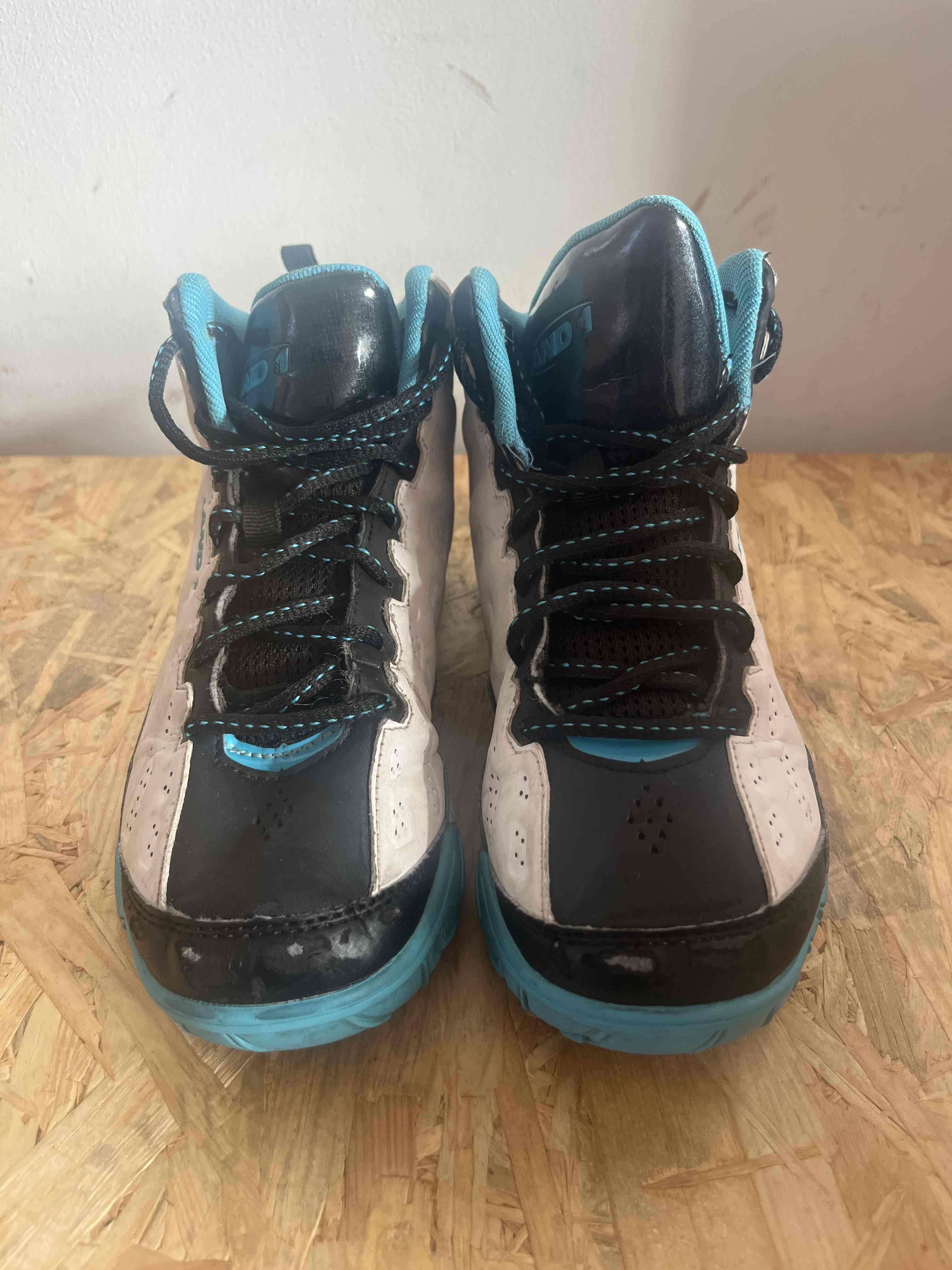 Zapatillas AND1 básquetbol niños negras y celestes