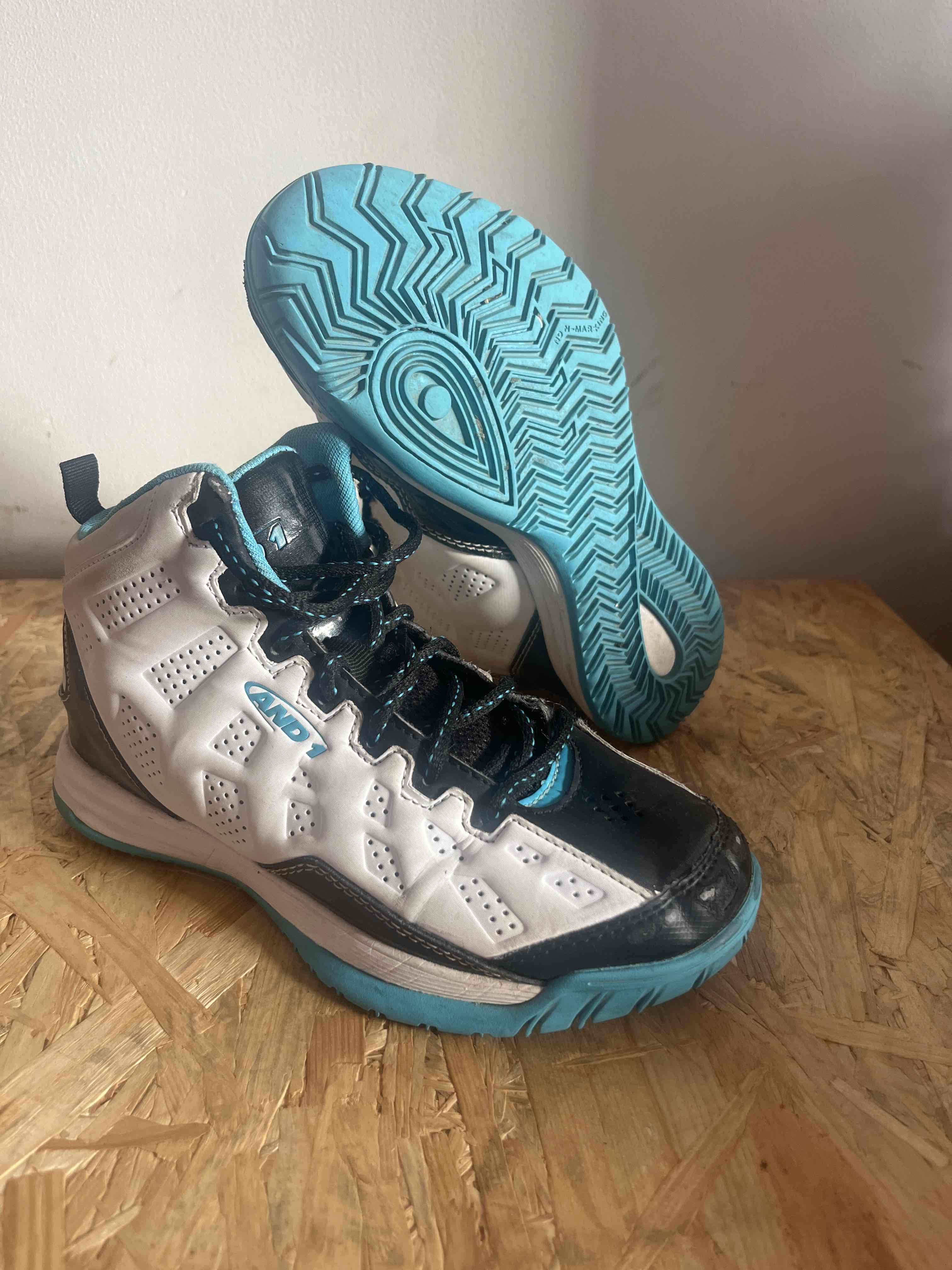 Zapatillas AND1 básquetbol niños negras y celestes - miniatura 2