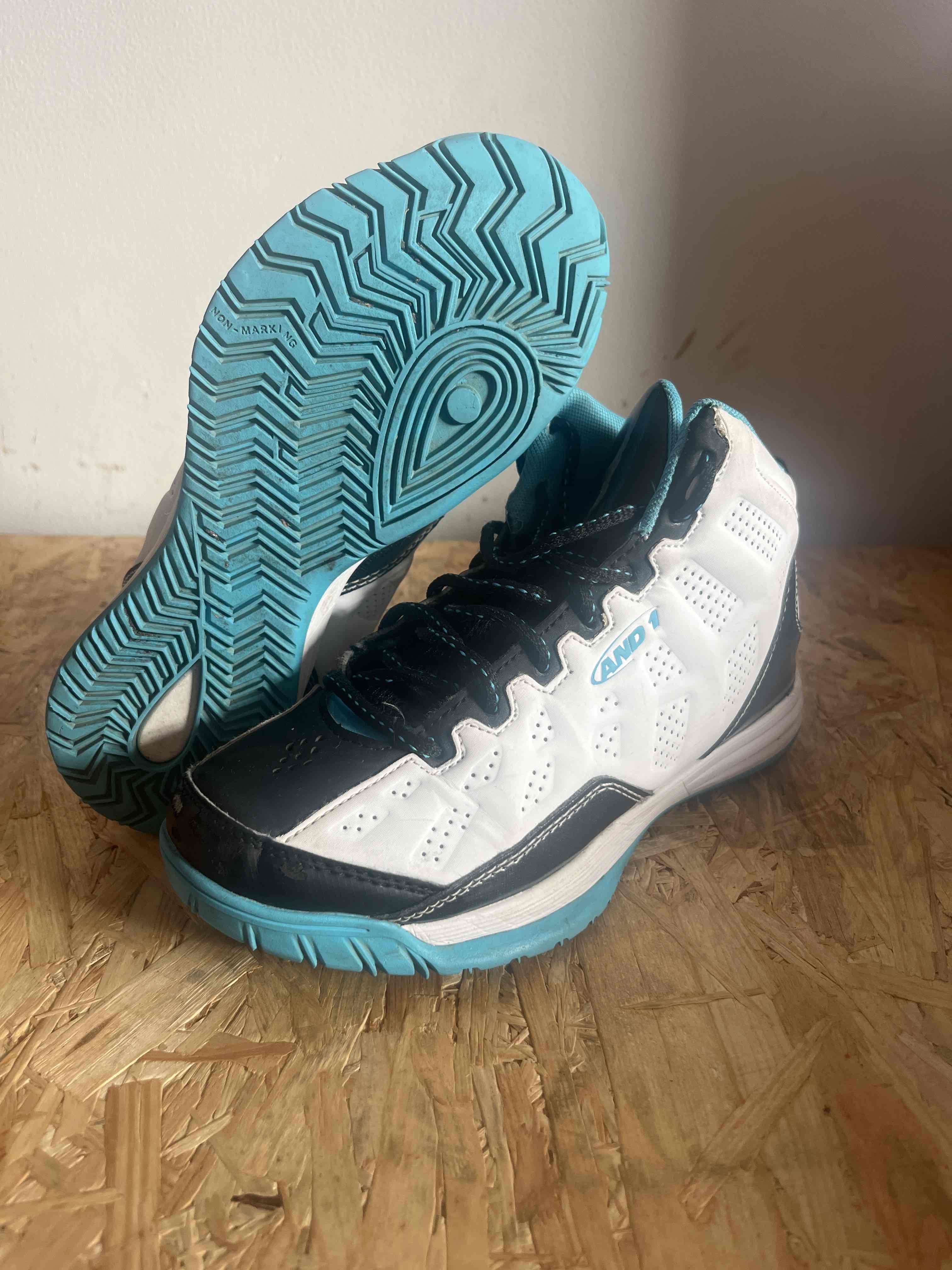 Zapatillas AND1 básquetbol niños negras y celestes - miniatura 4