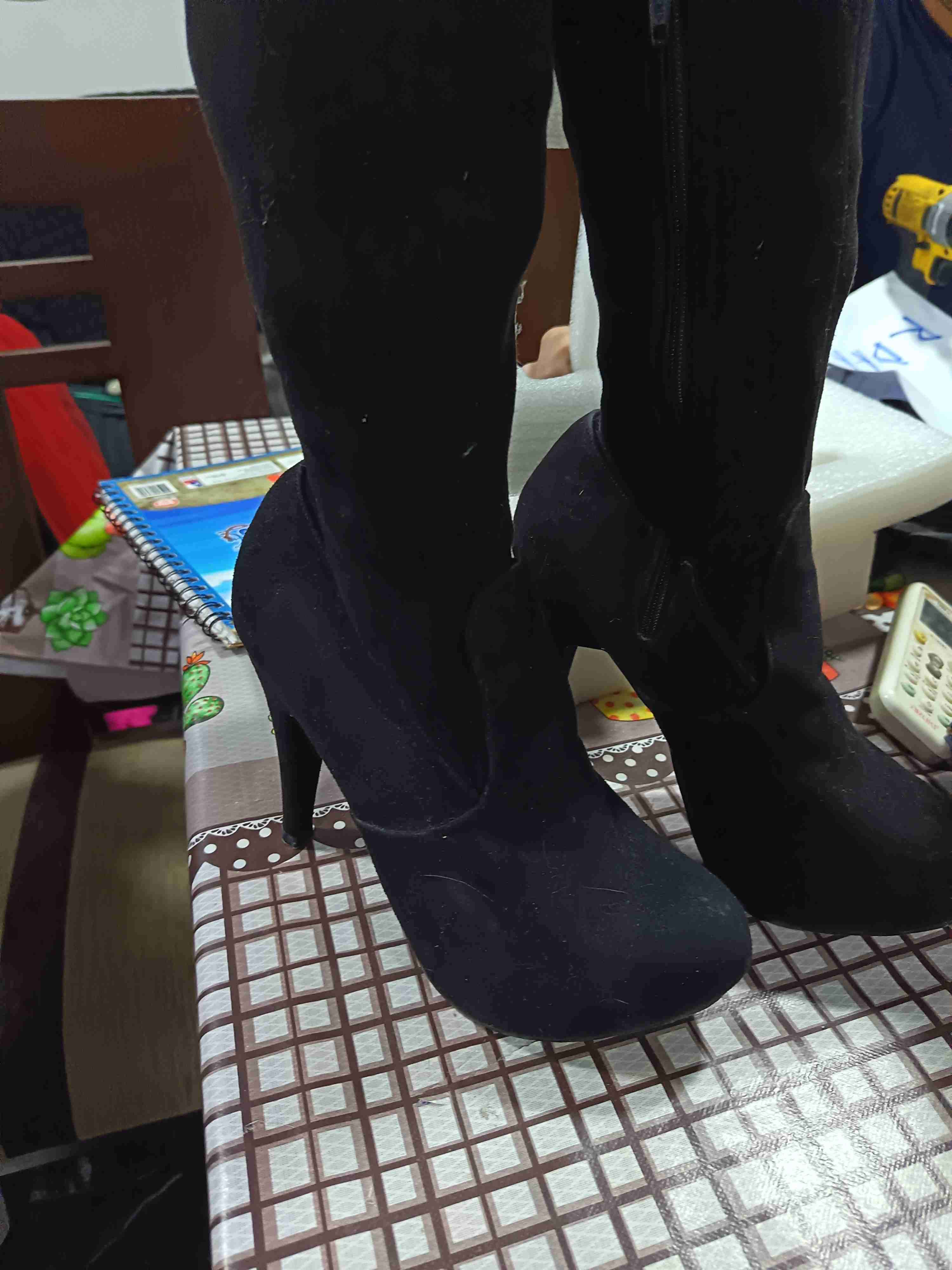 Botas negras de tacón alto - miniatura 2