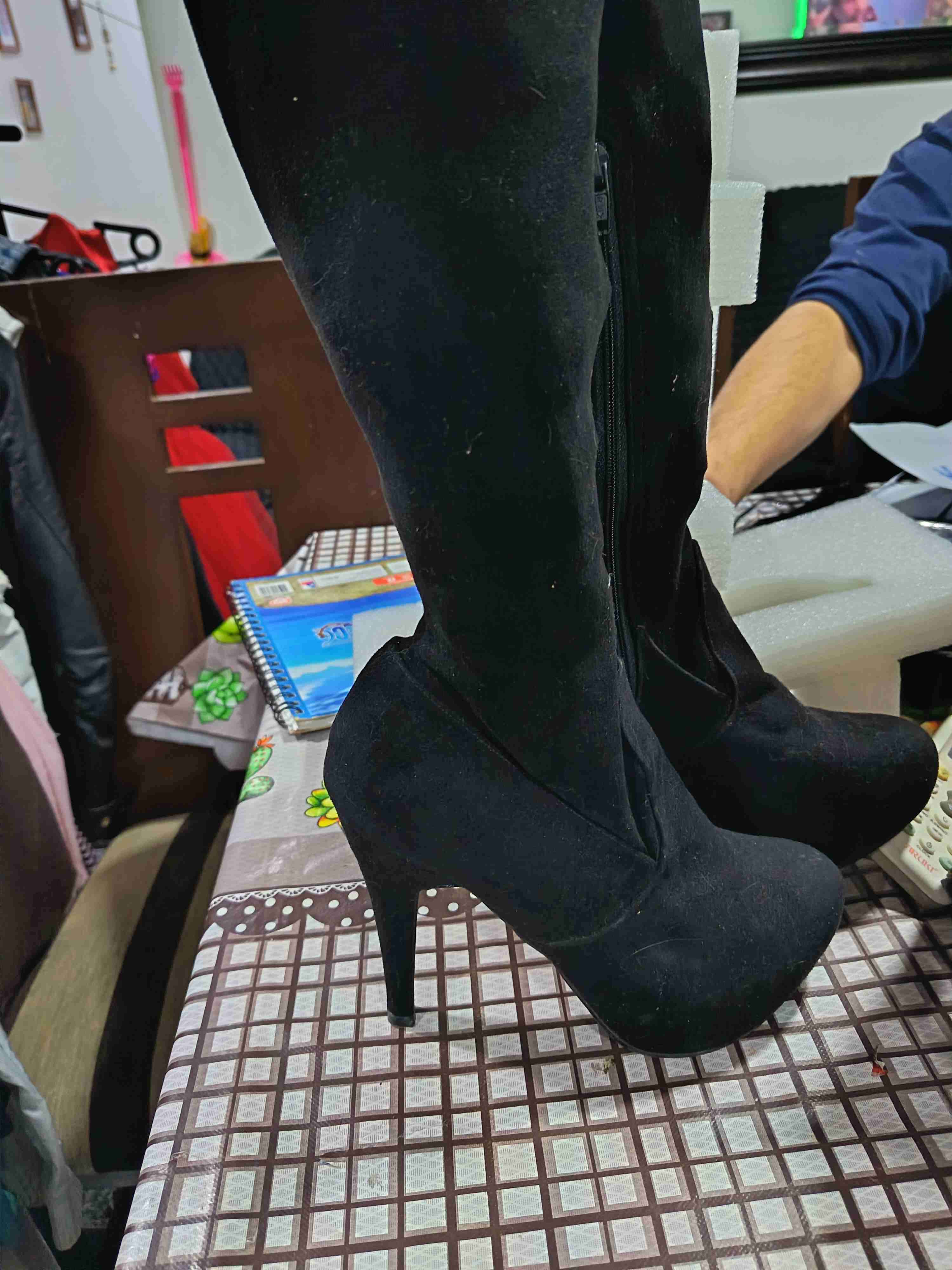 Botas negras de tacón alto - miniatura 4