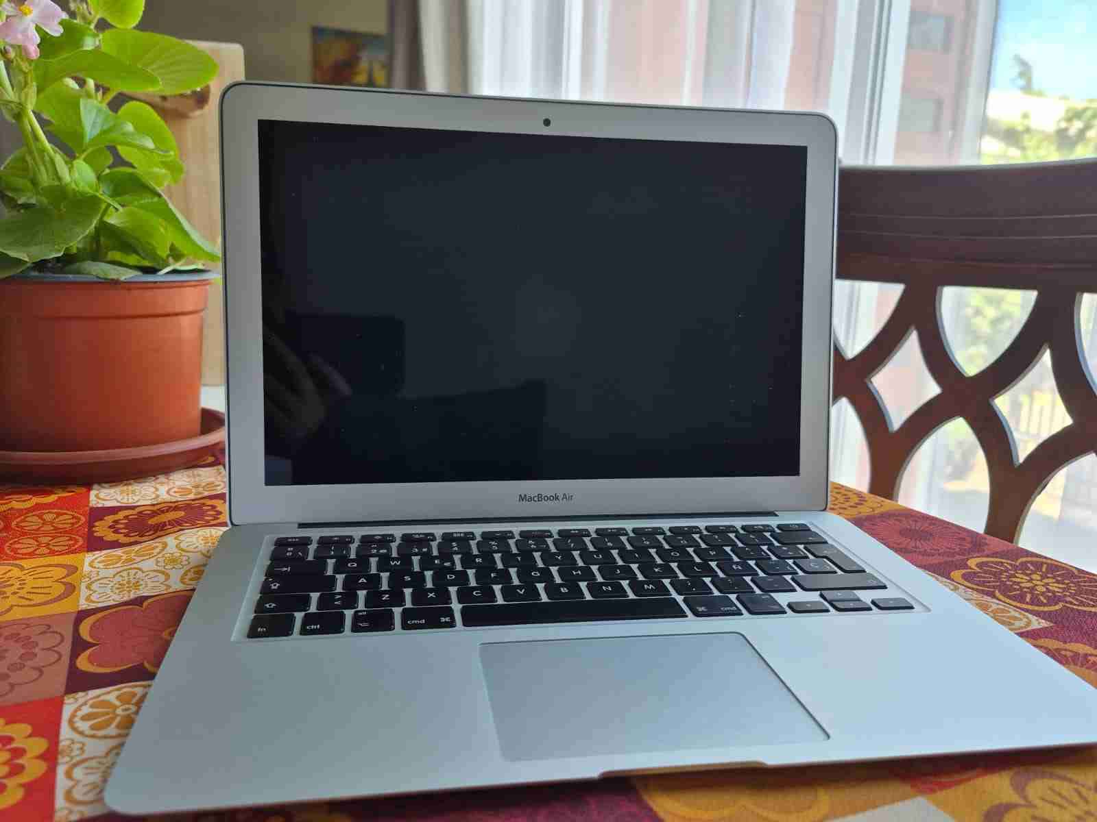 Laptop MacBook Air gris - miniatura 4