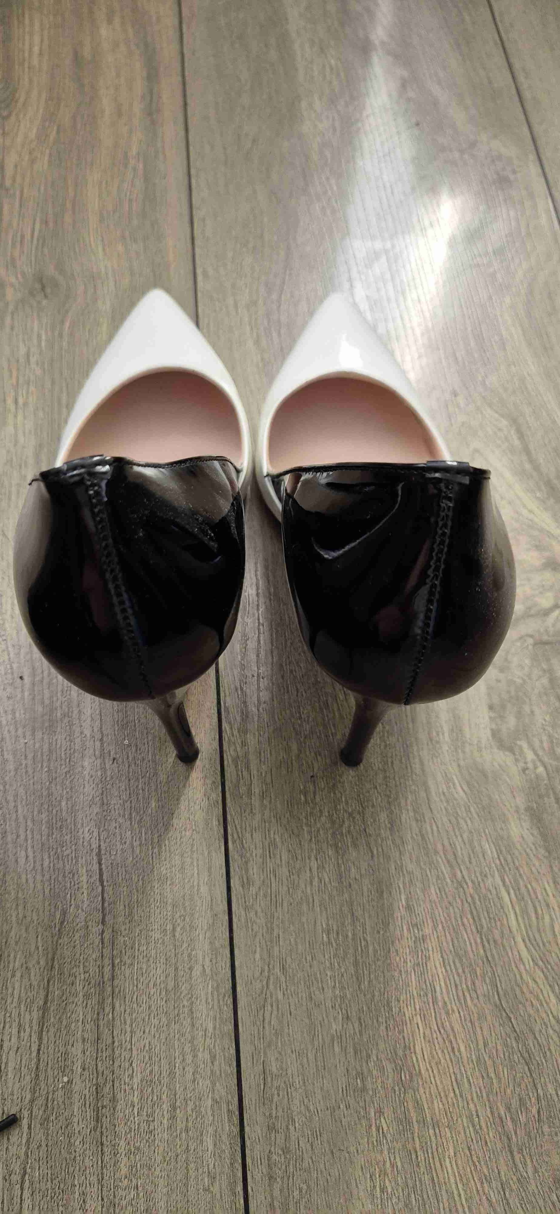 Zapatos de tacón bicolor elegantes. - miniatura 2