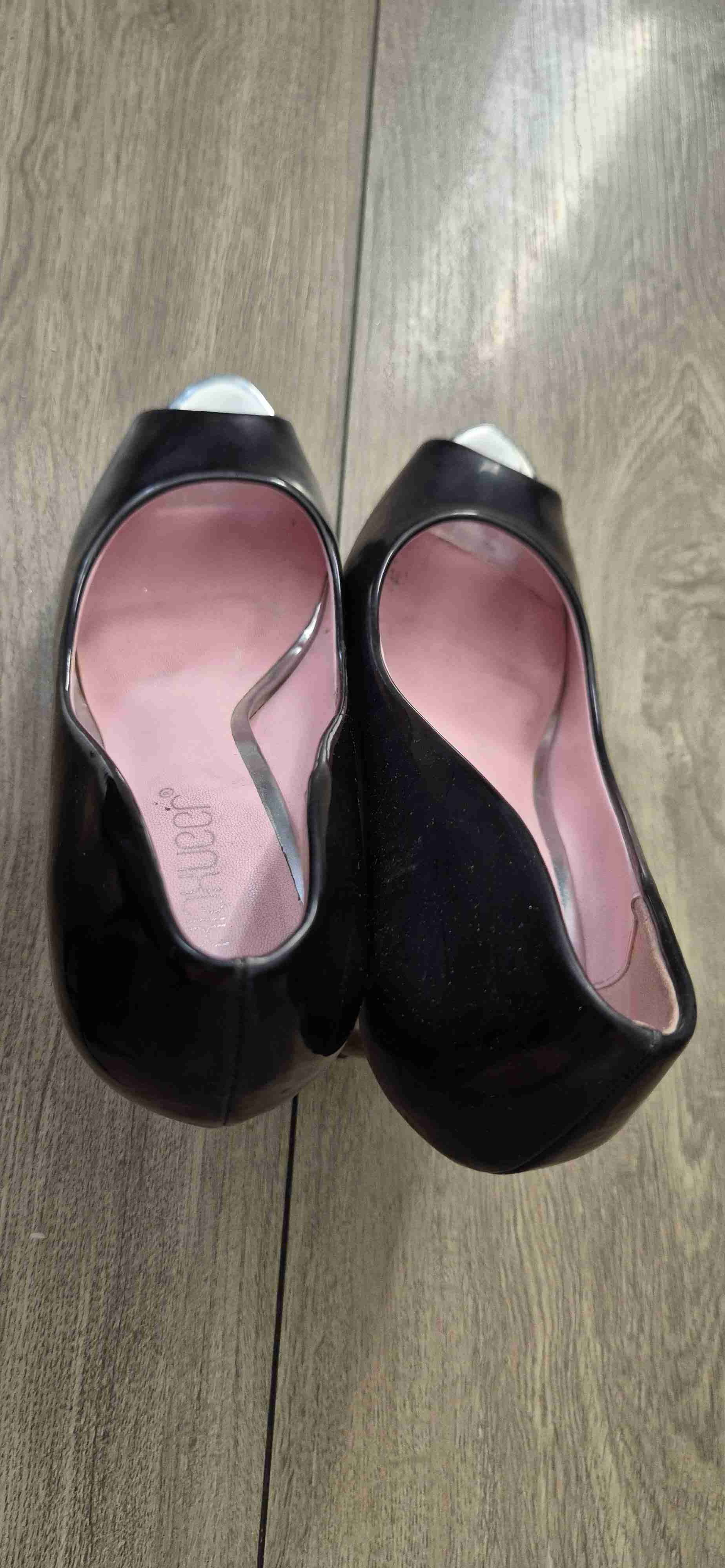 Zapatos de taco abierto negros. - miniatura 2