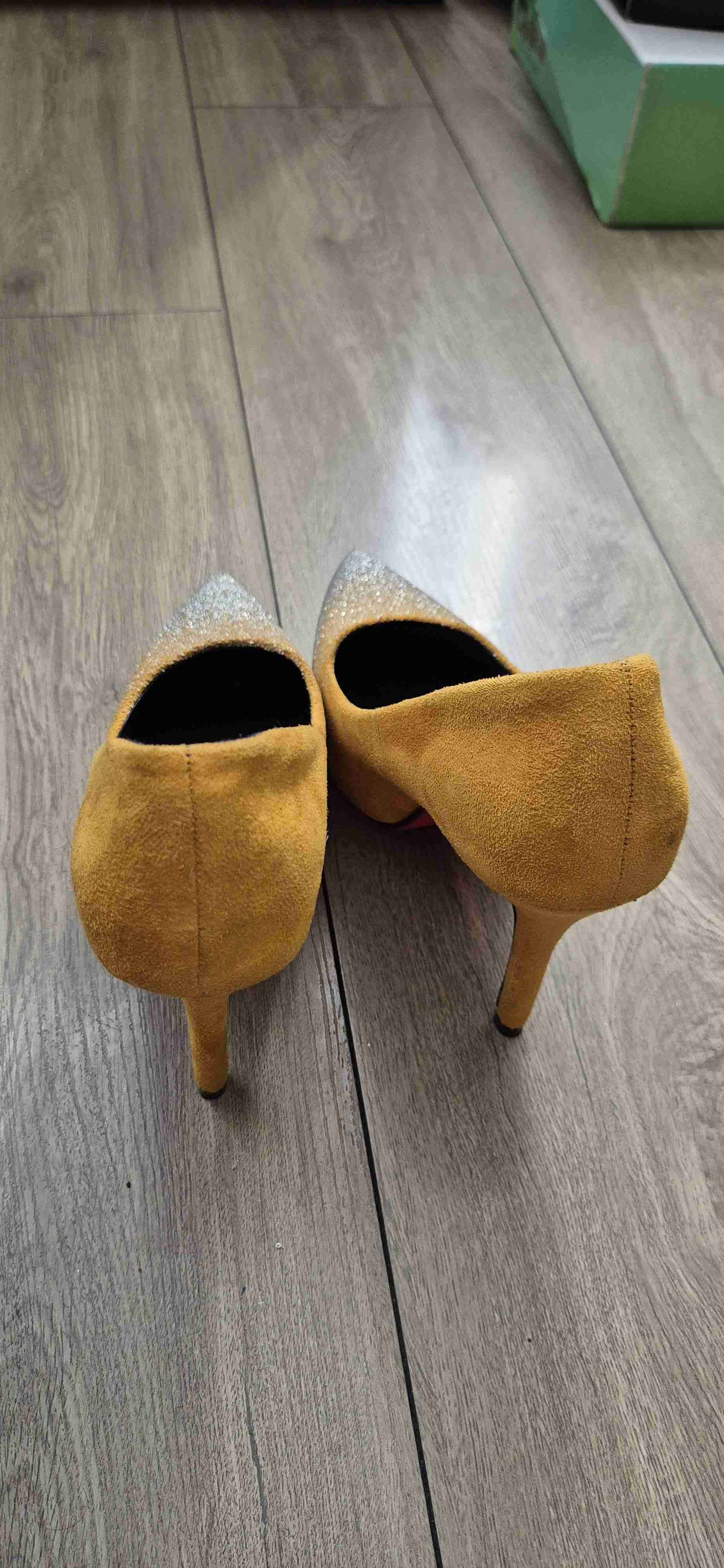 Tacones dorados con glitter. - miniatura 2