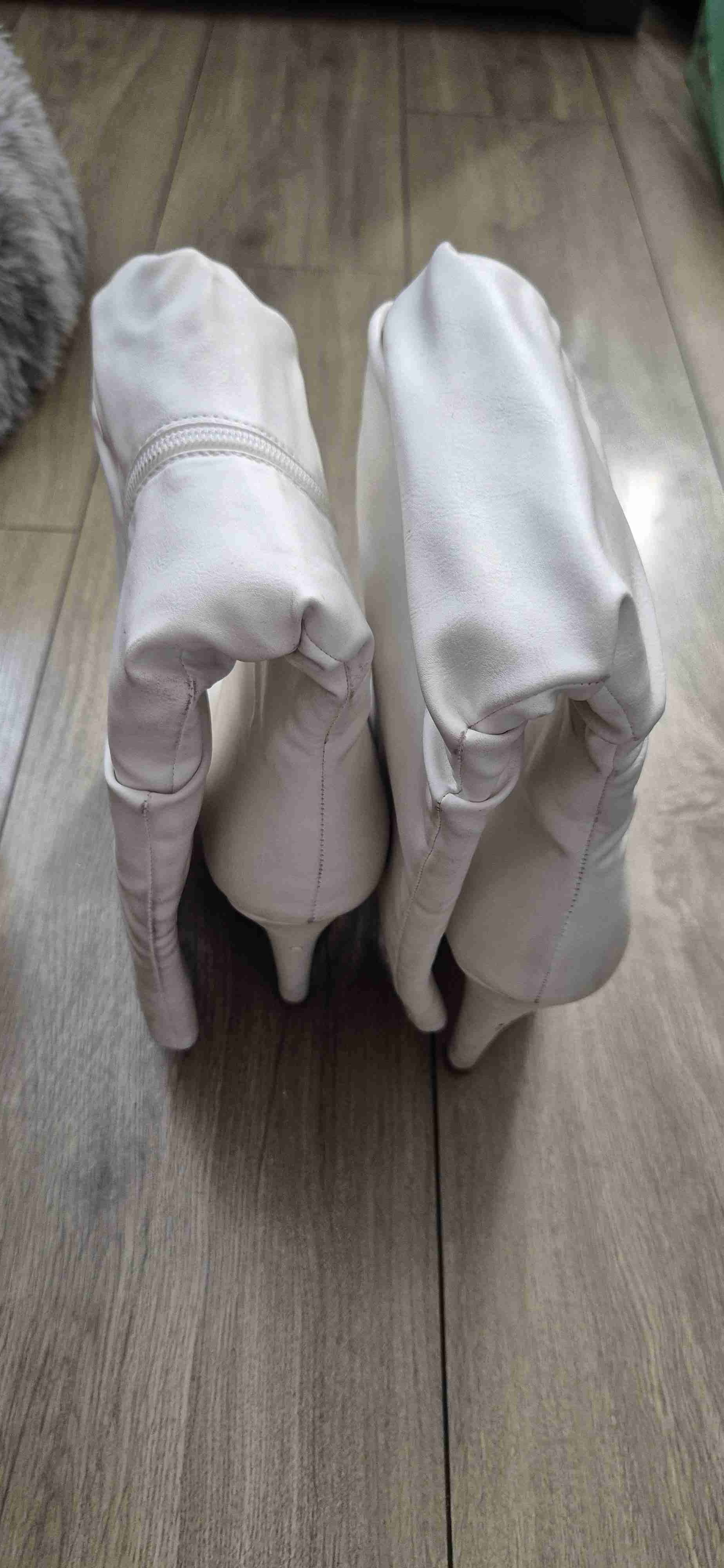 Botas blancas de caña alta. - miniatura 2