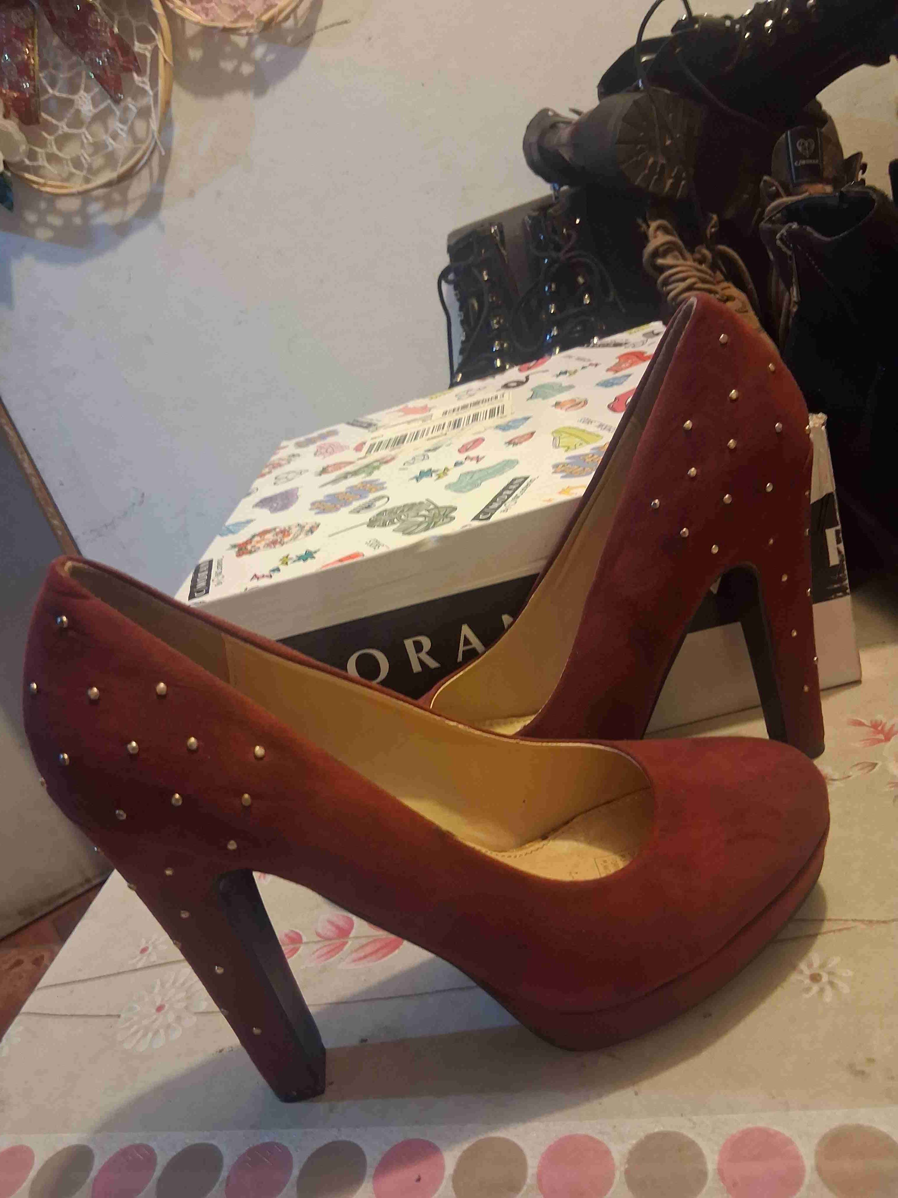 Zapatos tacón rojo con tachas - miniatura 3