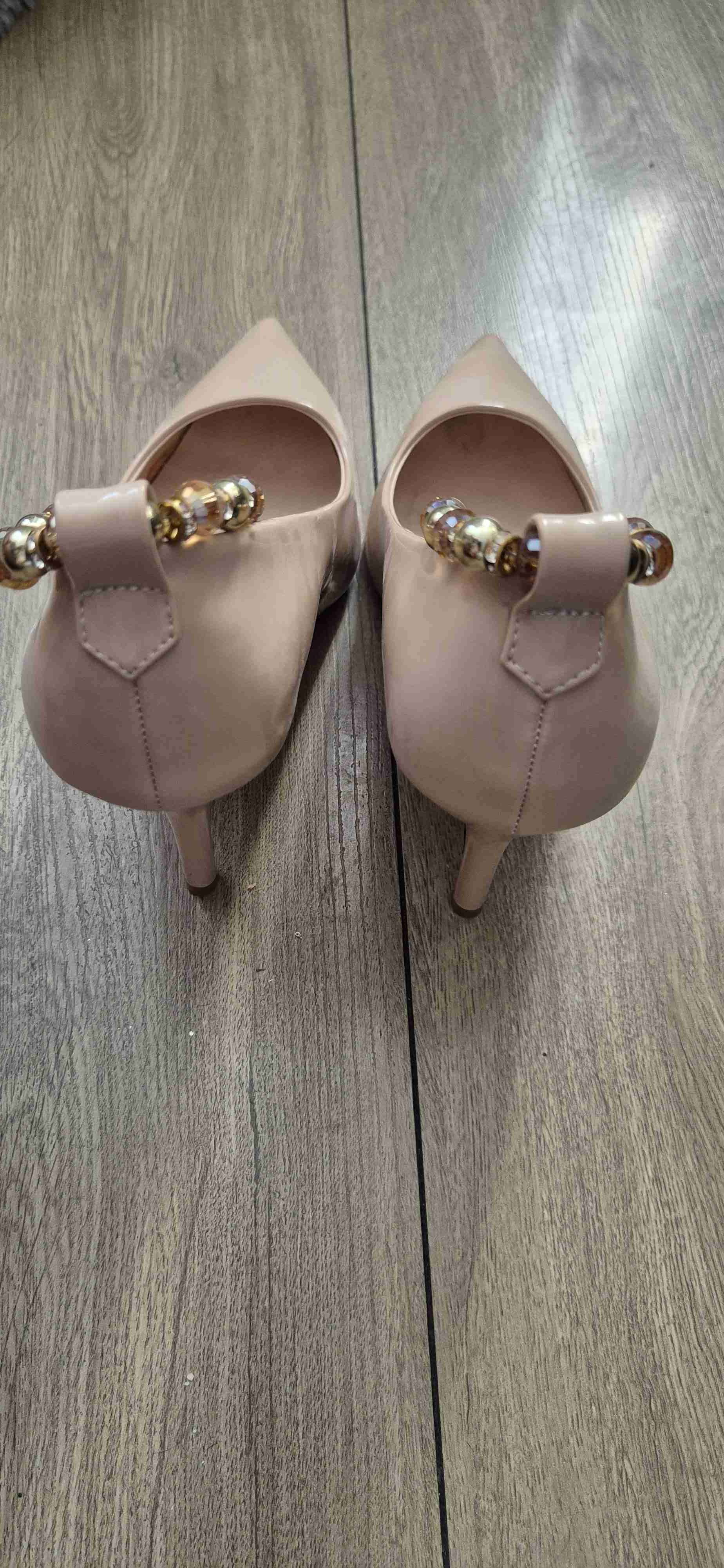 Tacones rosados con cadenas decorativas - miniatura 2