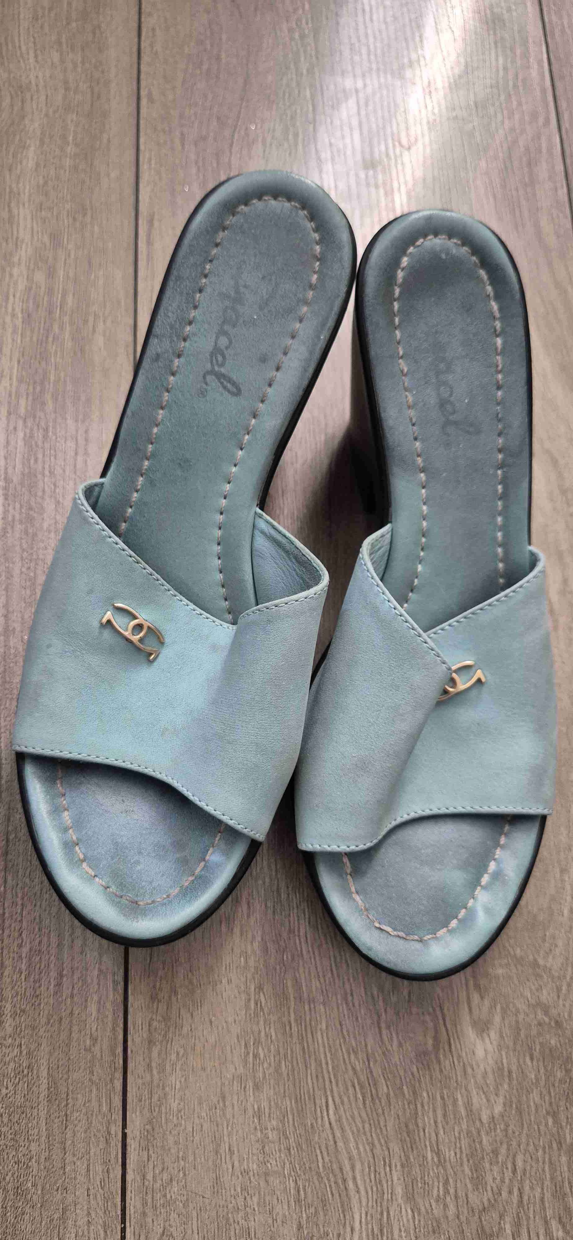 Sandalias celestes con logo dorado - miniatura 1