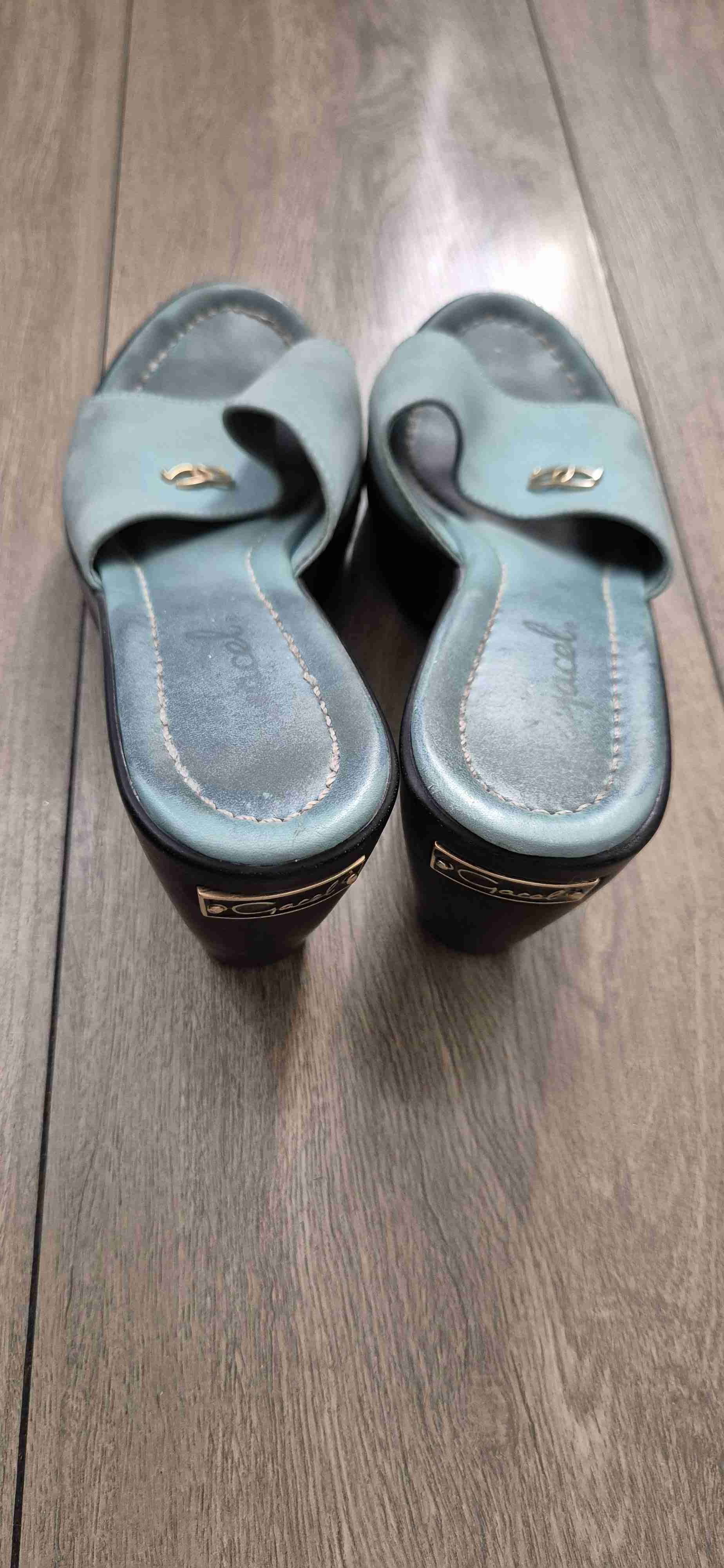 Sandalias celestes con logo dorado - miniatura 2