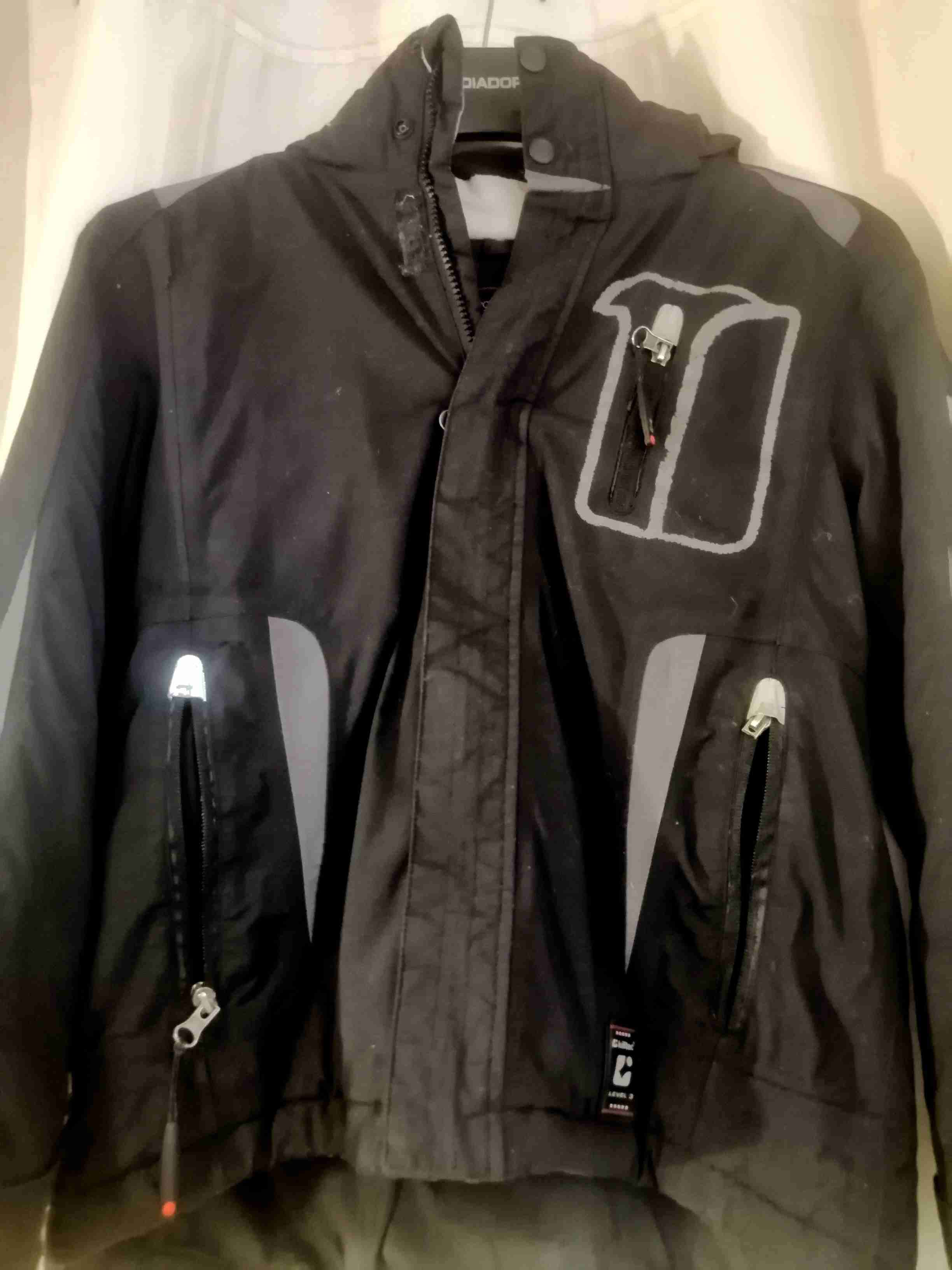 Chaqueta deportiva negra killtec, talla 10