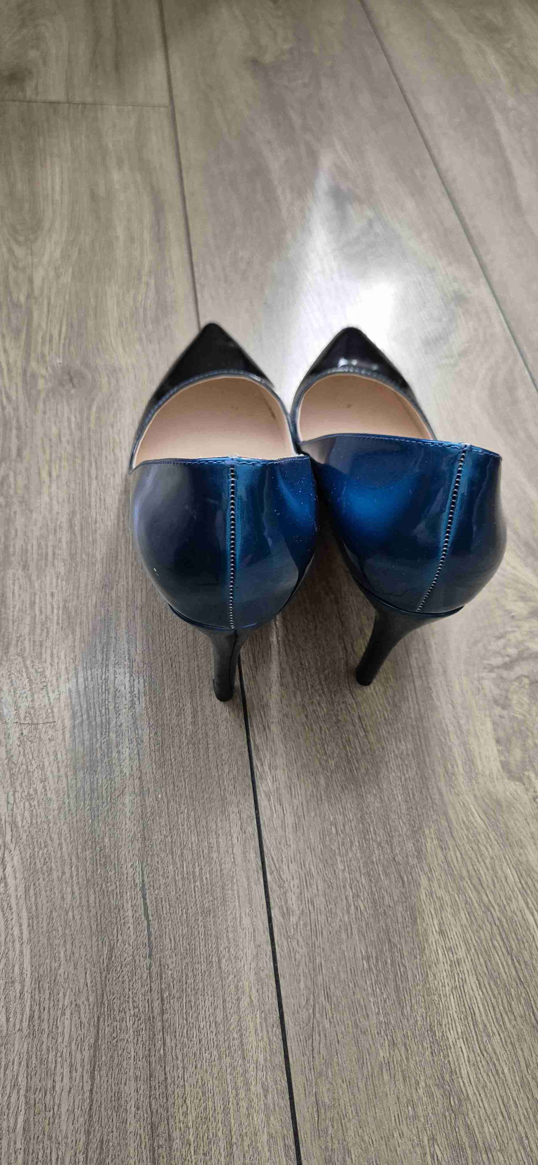 Tacones negros brillantes - miniatura 2