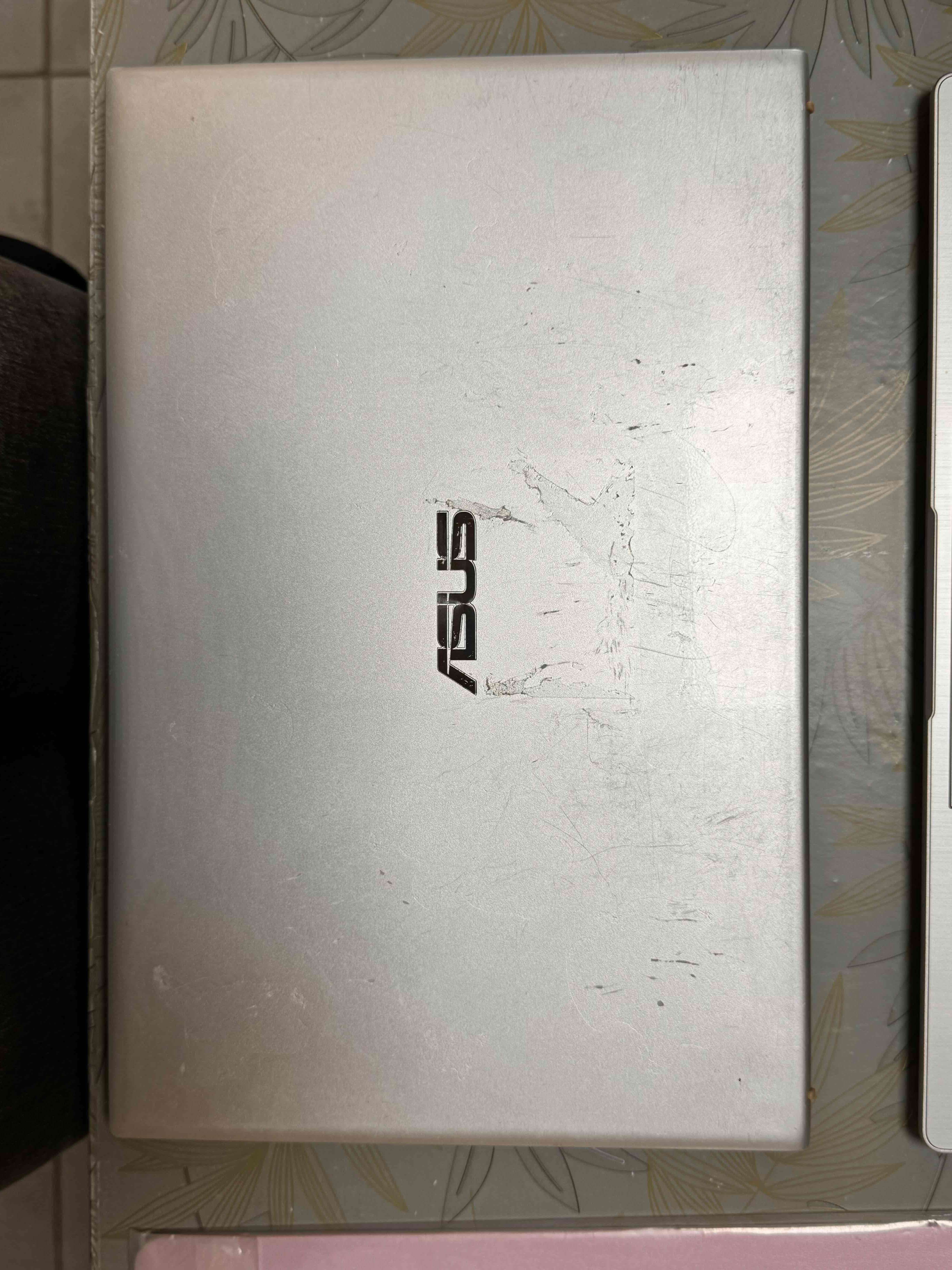 Laptop Asus plateada usada - miniatura 1