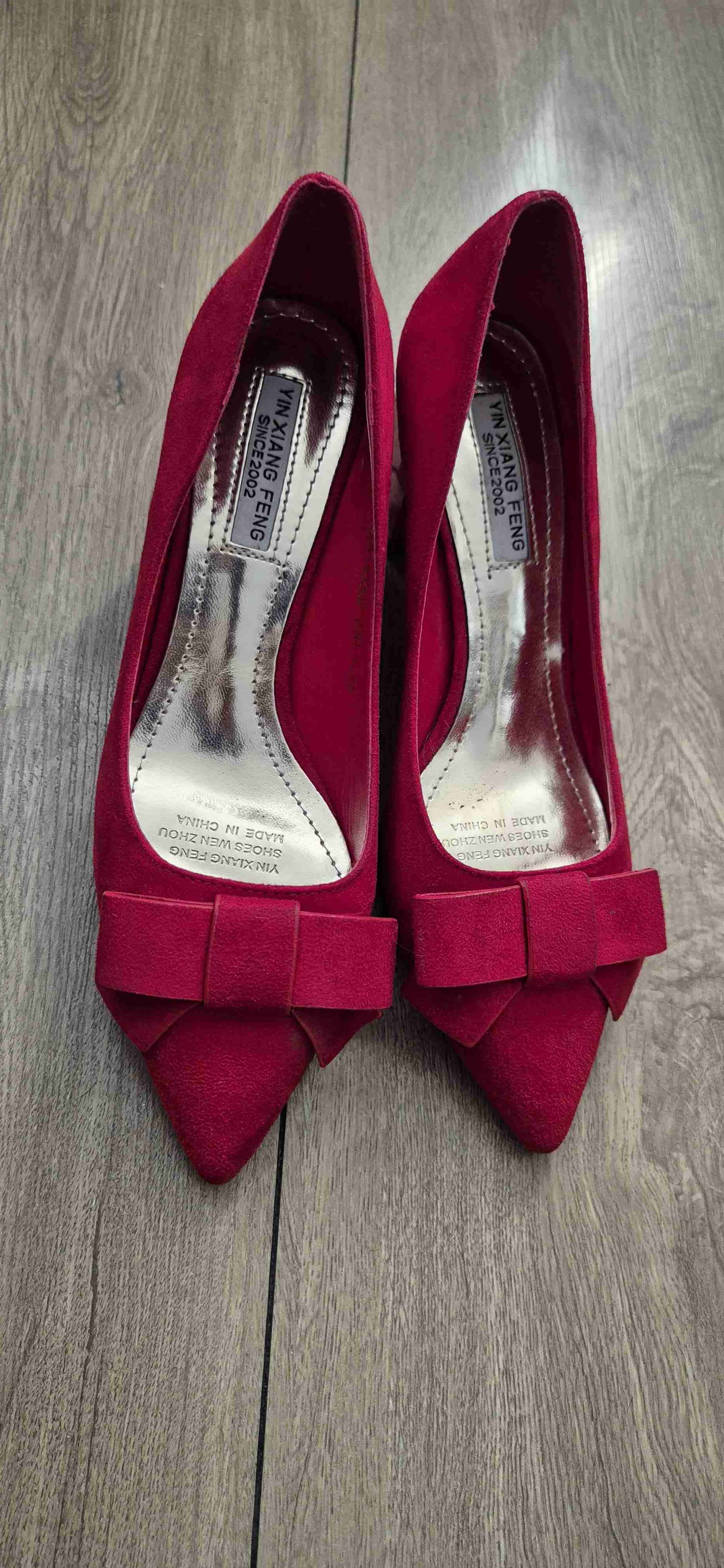 Tacones rojos con lazo - miniatura 1