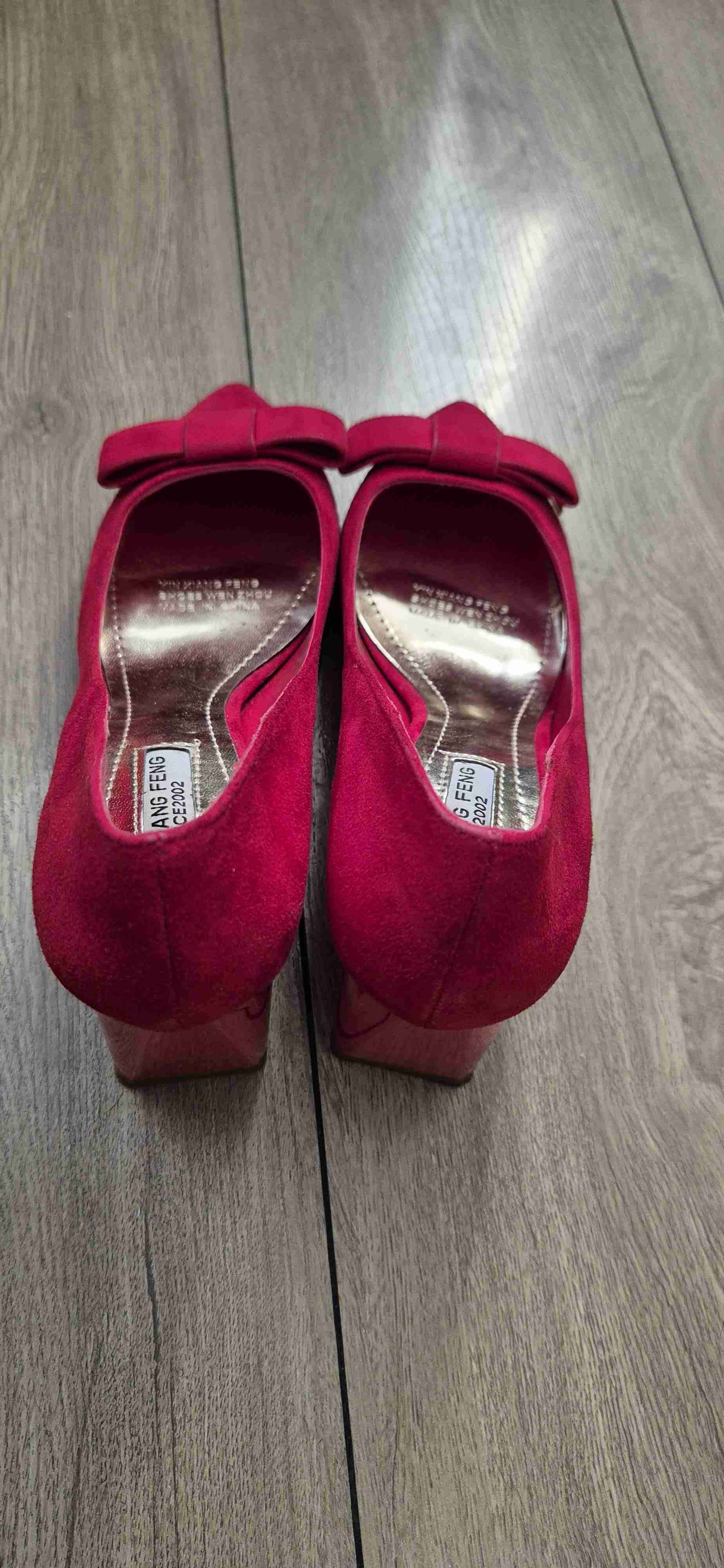 Tacones rojos con lazo - miniatura 2