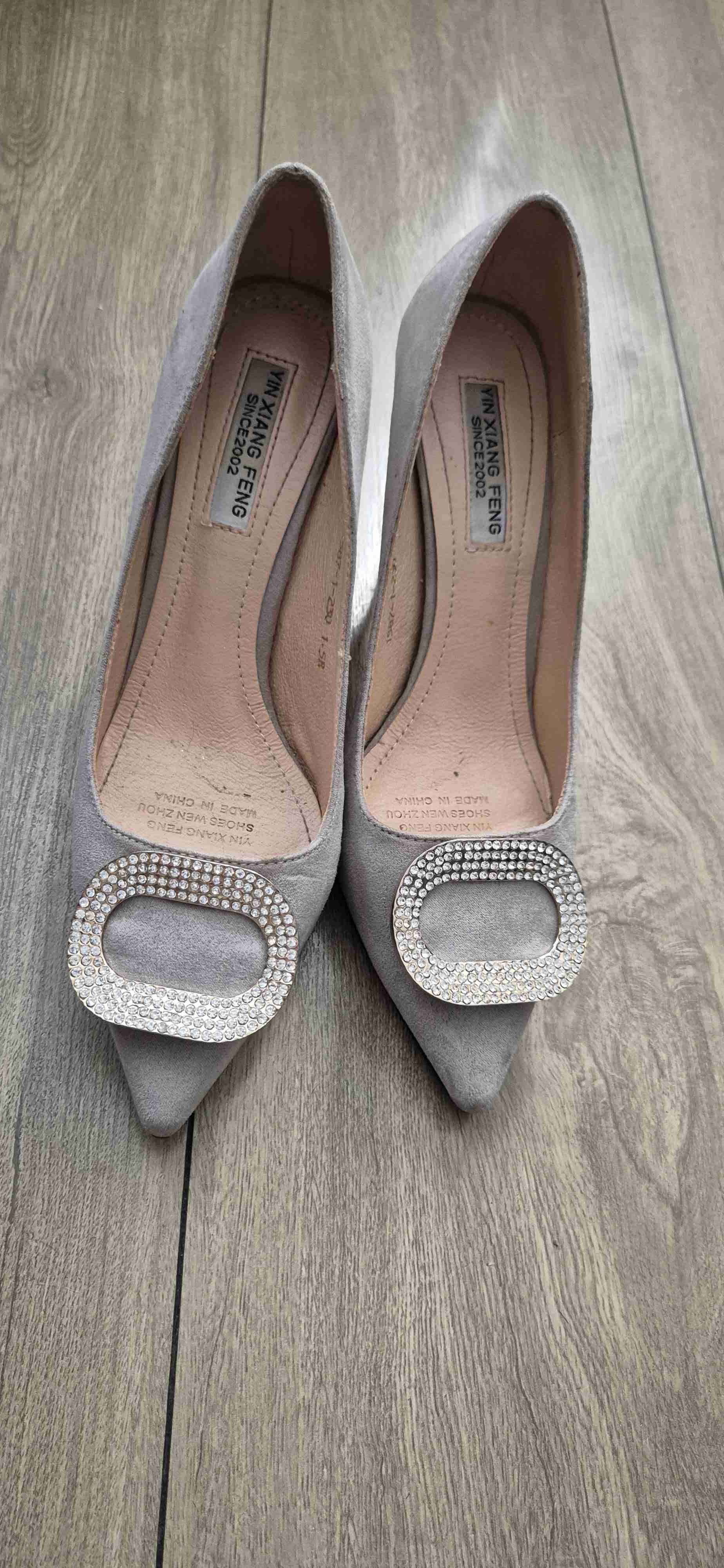 Tacones grises con hebilla brillante - miniatura 1