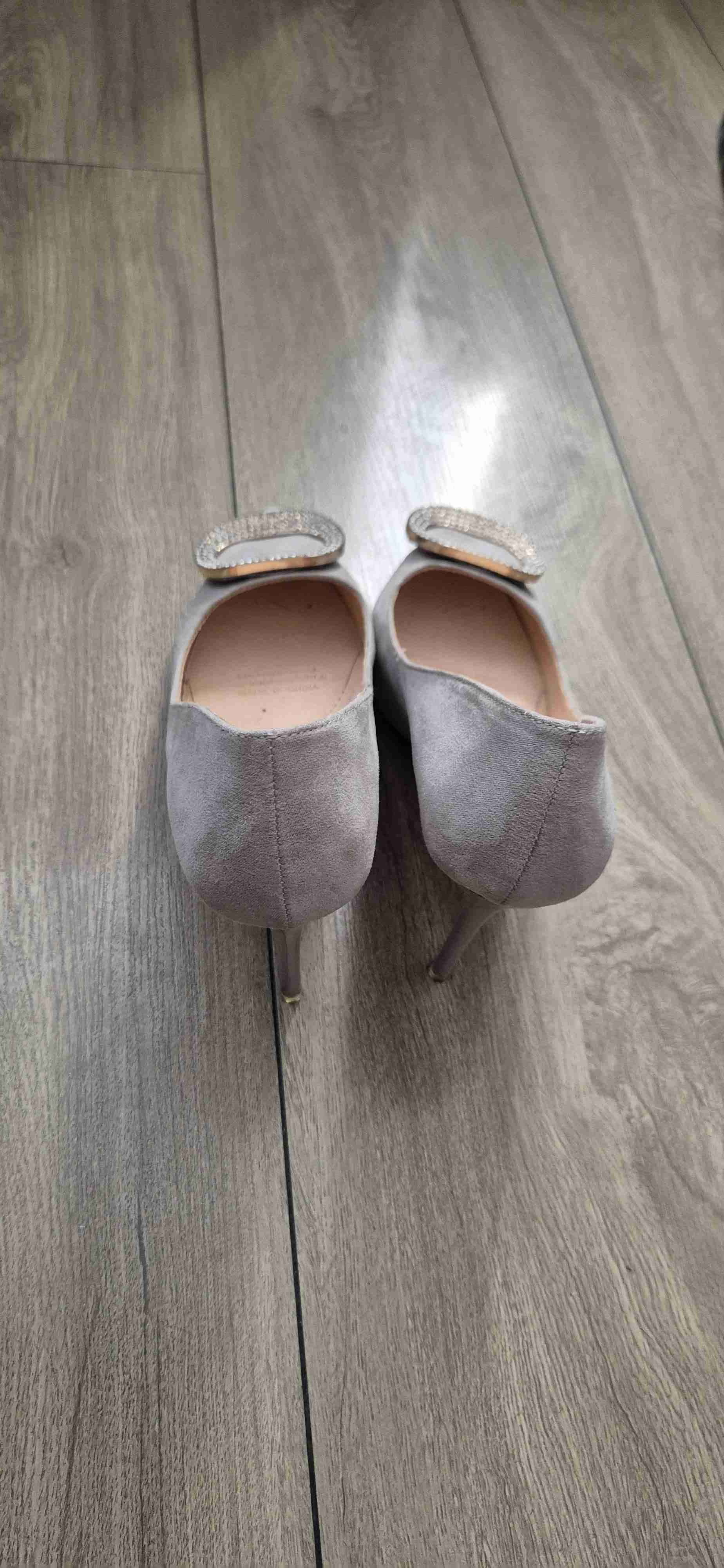 Tacones grises con hebilla brillante - miniatura 2