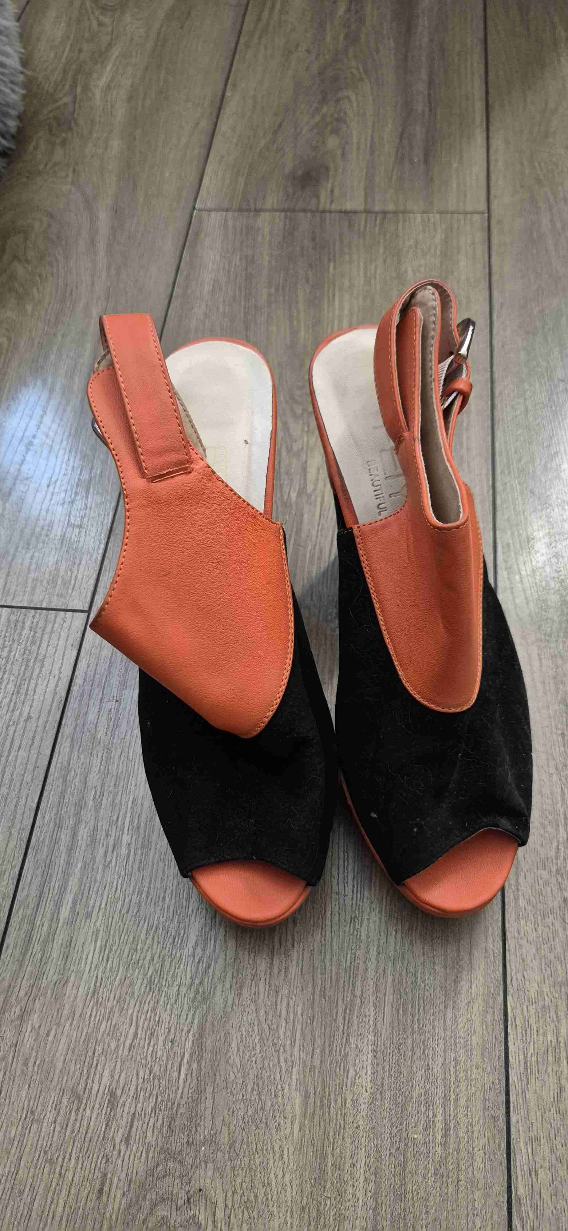 Sandalias naranjas y negras - miniatura 1