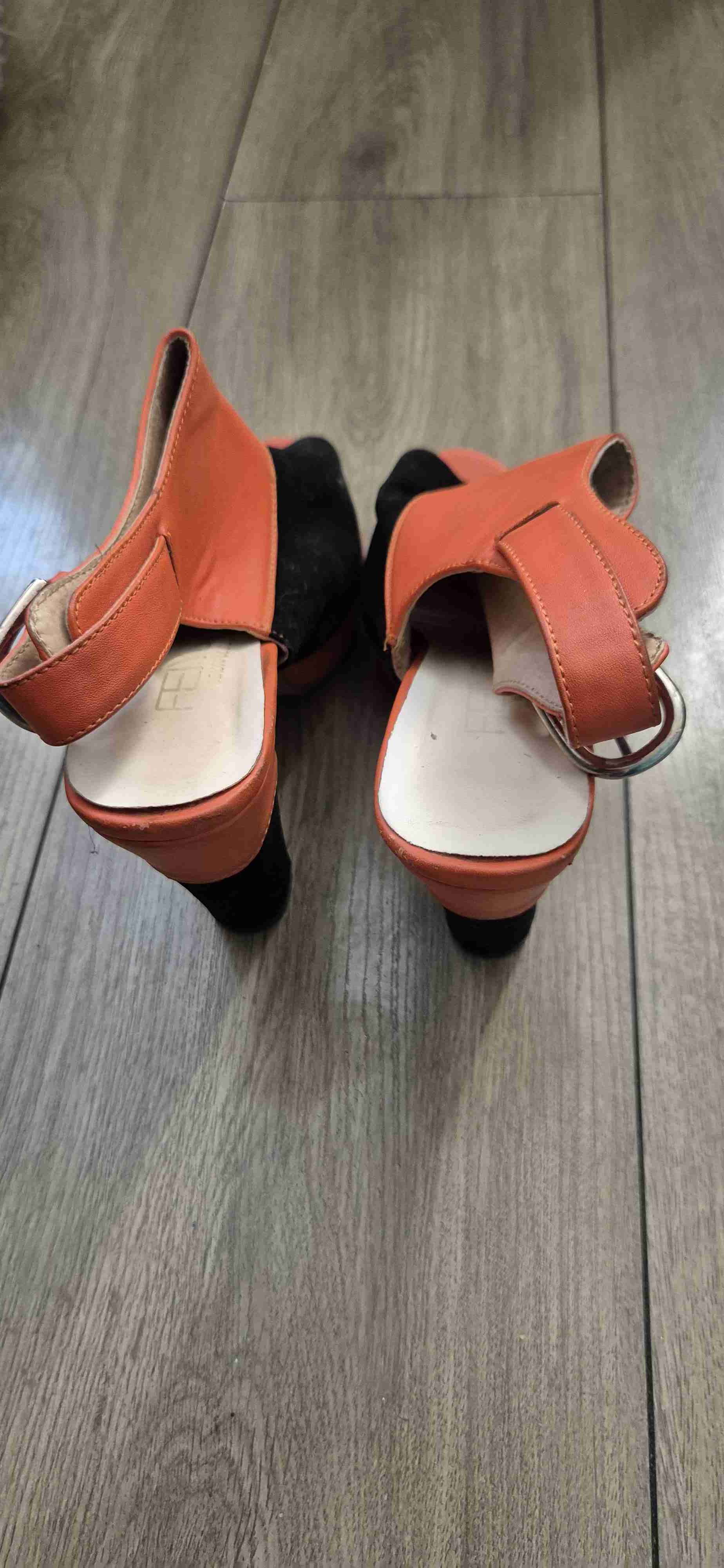 Sandalias naranjas y negras - miniatura 2