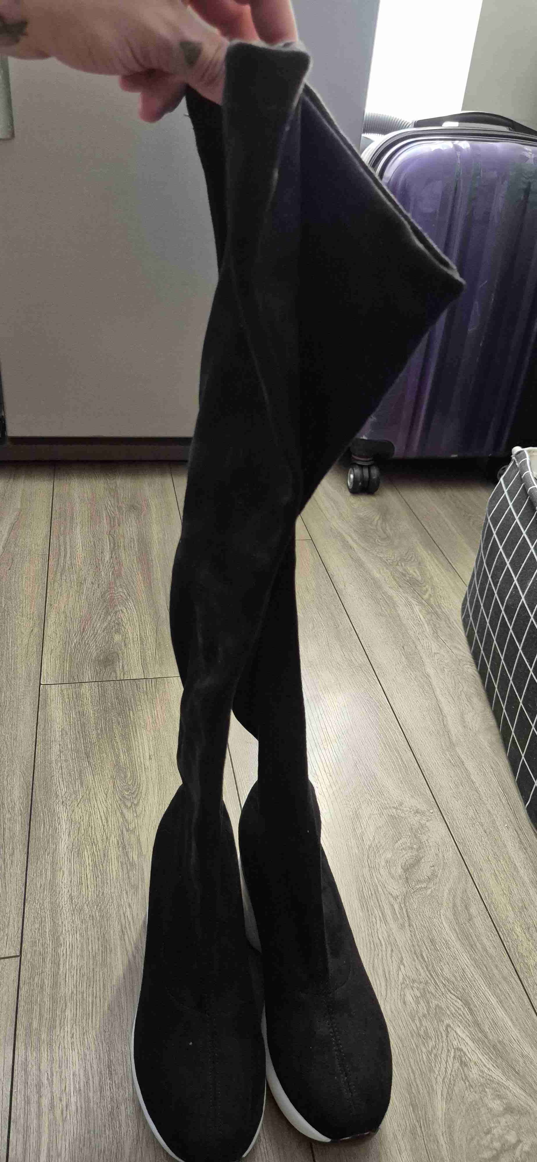 Botas negras sobre la rodilla - miniatura 1