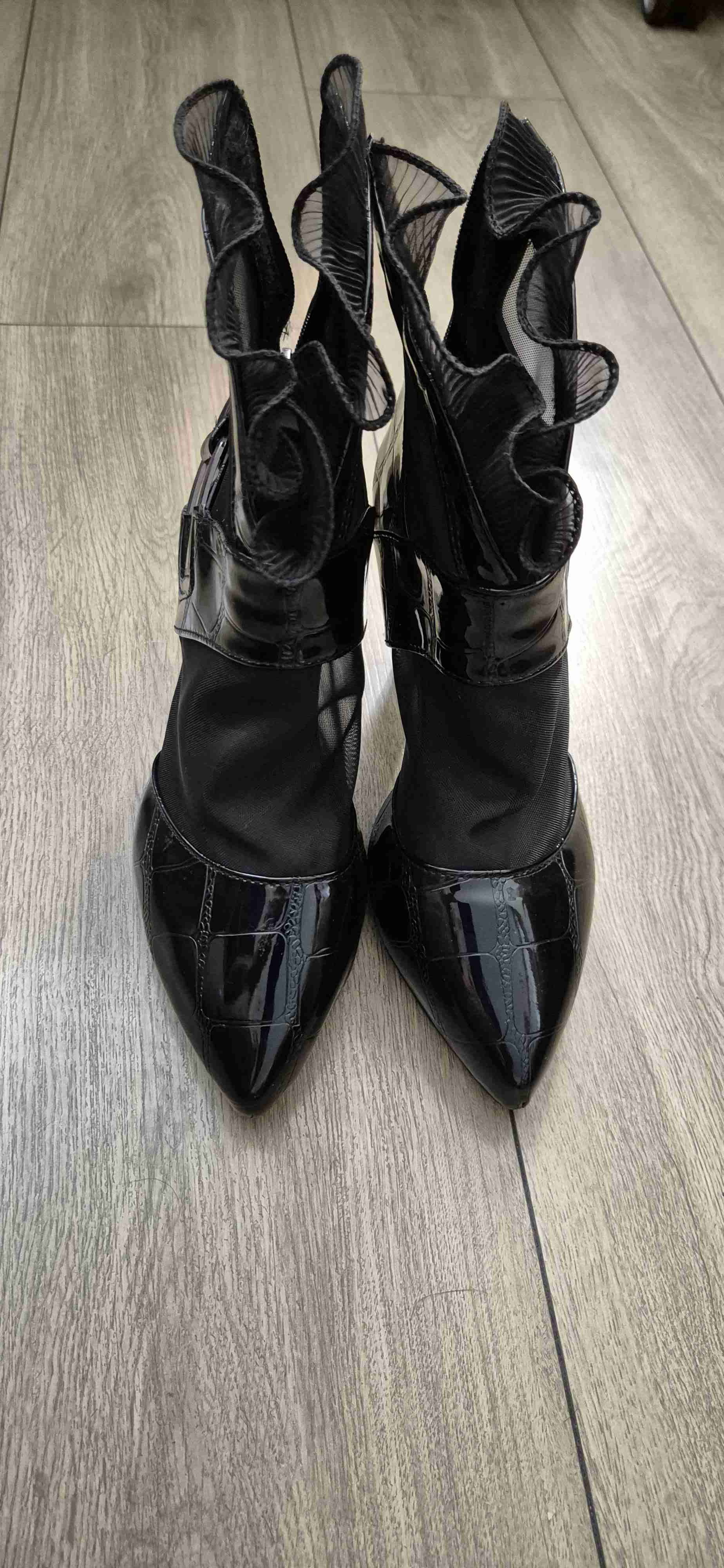 Botines negros con diseño moderno - miniatura 1