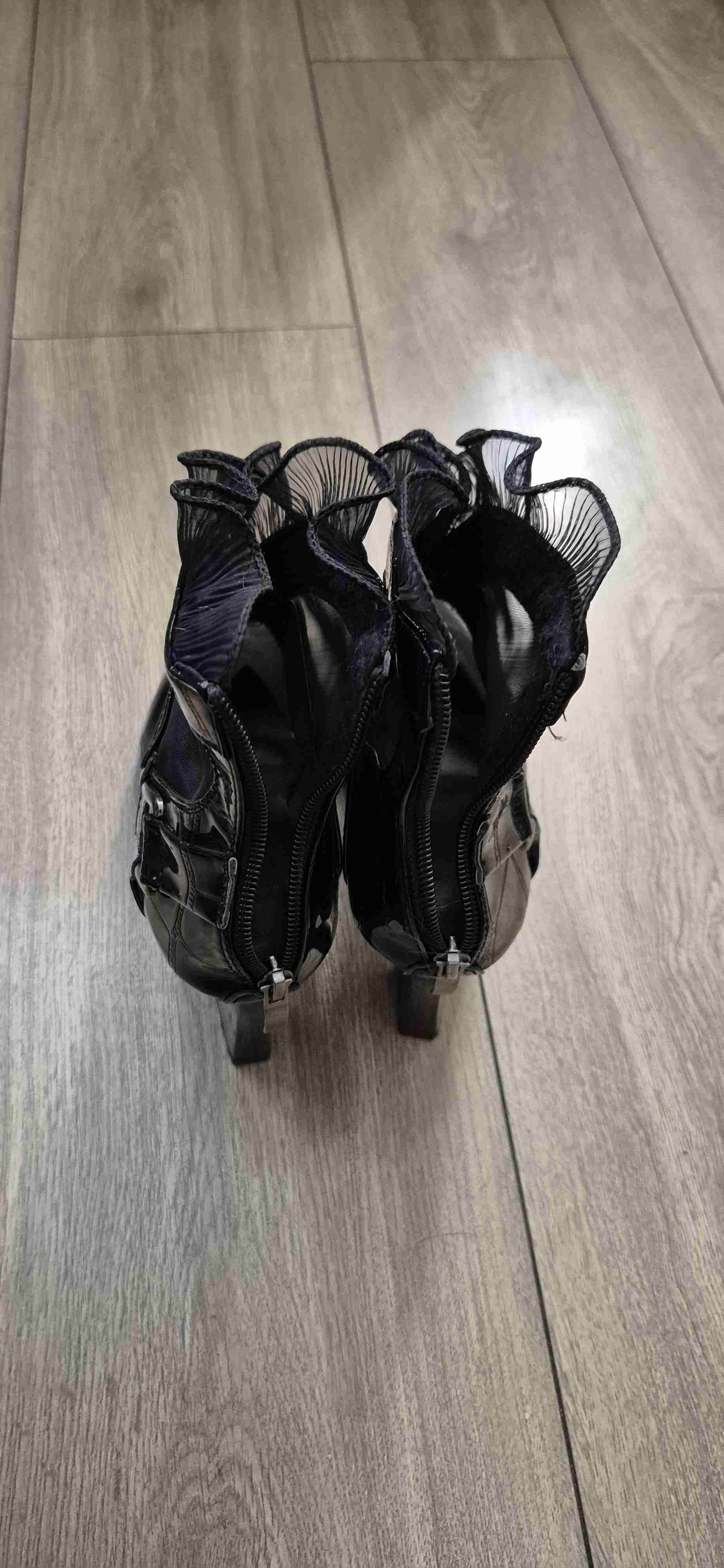 Botines negros con diseño moderno - miniatura 2